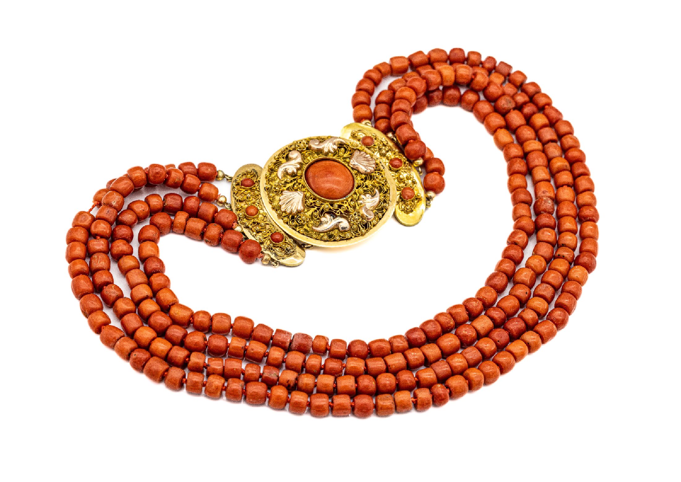 Korallencollier mit 14 kt Gold Prunkschließe, GG 585/000, 4-rhg., Korallentrommeln, D. ca. 7 mm, gr. runde Schmuckschließe, durchbrochen ...