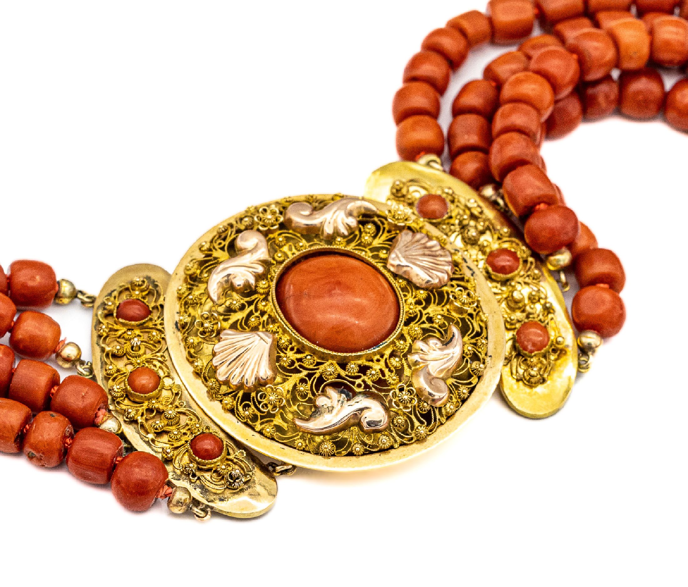 Detail a: Korallencollier mit 14 kt Gold Prunkschließe, GG 585/000, 4-rhg., Korallentrommeln, D. ca. 7 mm, gr. runde Schmuckschließe, durchbrochen ...
