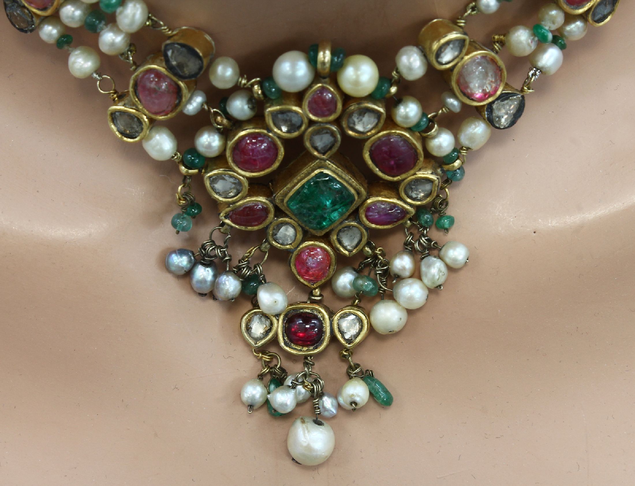 Detail a: 18 kt Gold Perl-Farbstein-Diamant-Collier, GG 750/000 gepr., wohl Indien um 1900, 3-rhg. gearbeitet, Mittelteil mit bewegl. abgehängtenPerlen, 25 ...