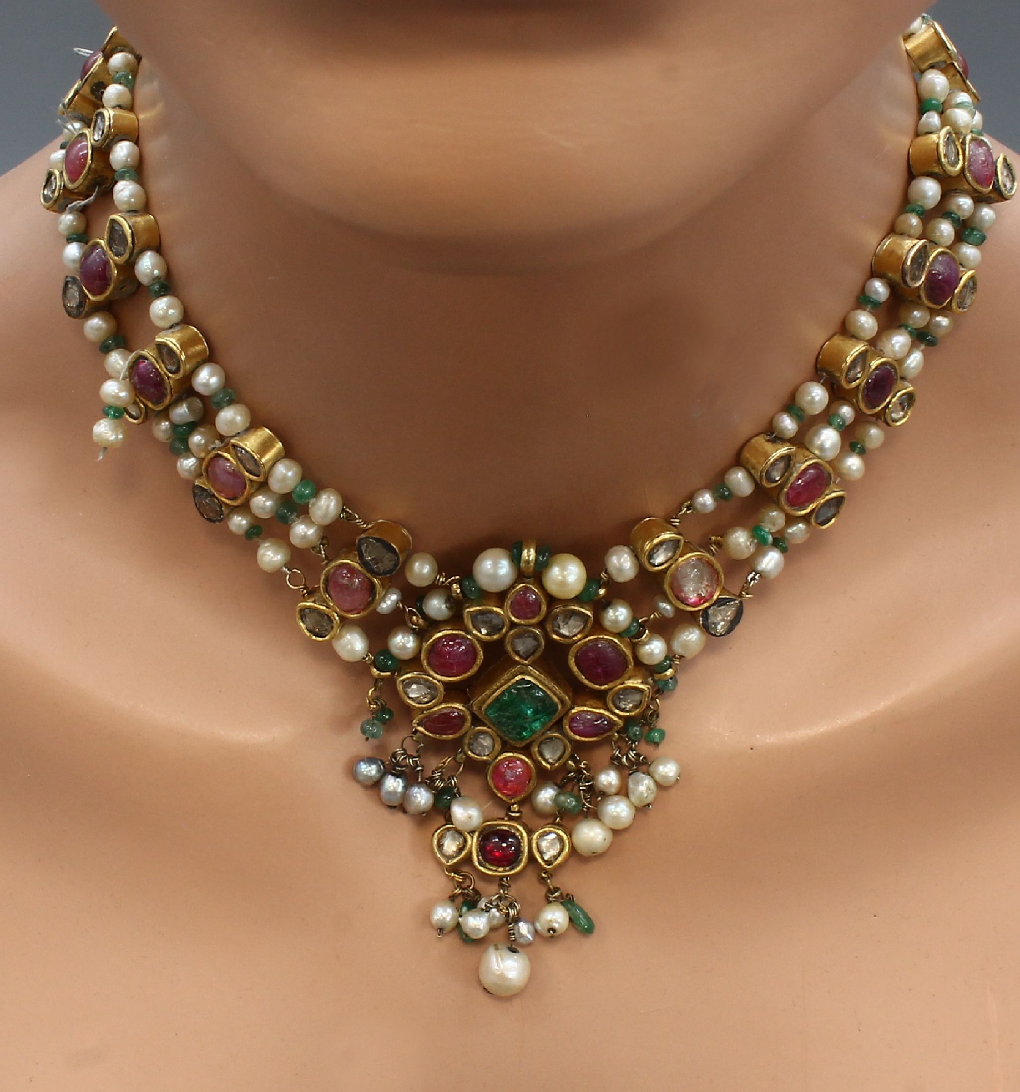 Detail b: 18 kt Gold Perl-Farbstein-Diamant-Collier, GG 750/000 gepr., wohl Indien um 1900, 3-rhg. gearbeitet, Mittelteil mit bewegl. abgehängtenPerlen, 25 ...