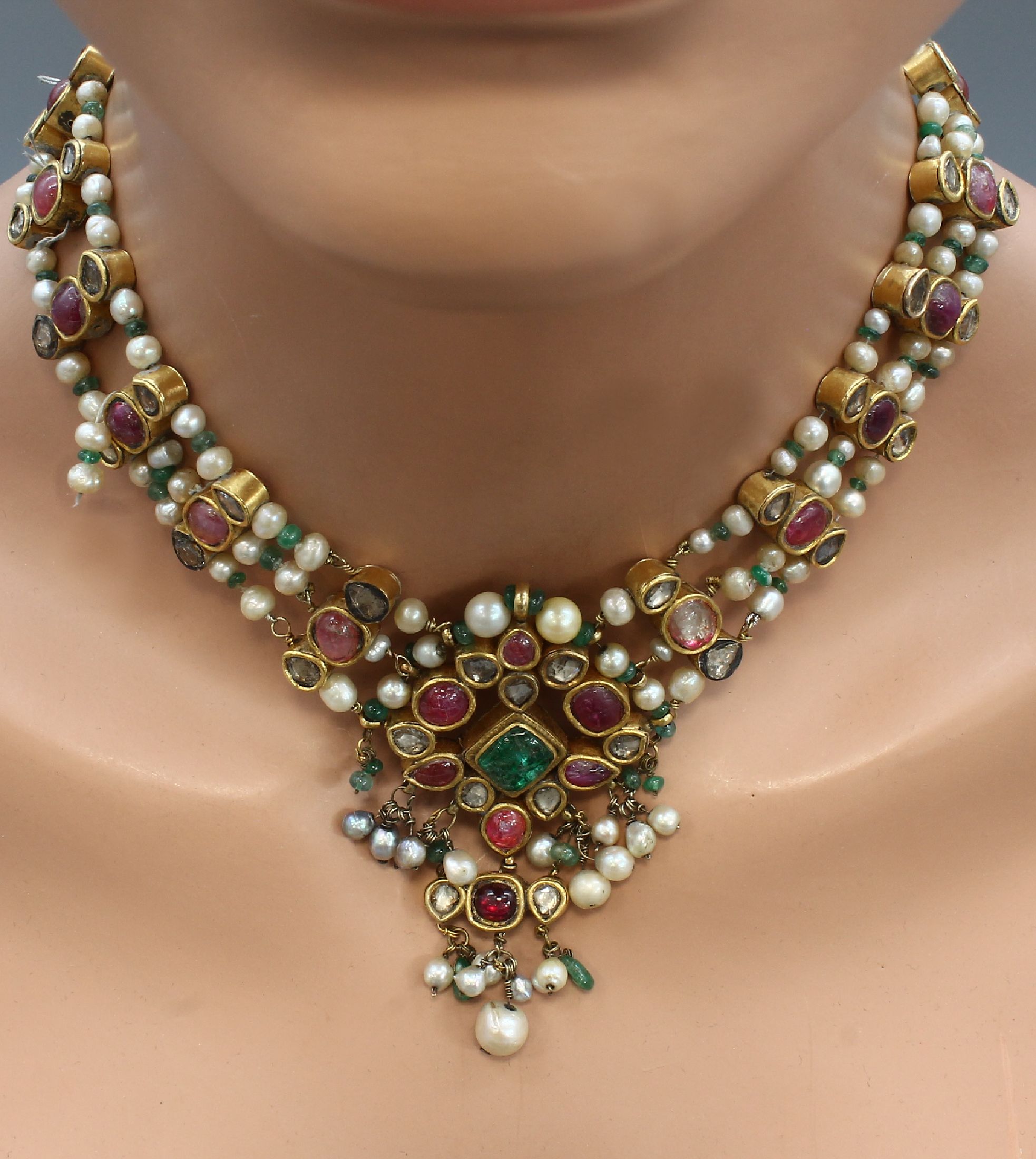 Detail c: 18 kt Gold Perl-Farbstein-Diamant-Collier, GG 750/000 gepr., wohl Indien um 1900, 3-rhg. gearbeitet, Mittelteil mit bewegl. abgehängtenPerlen, 25 ...