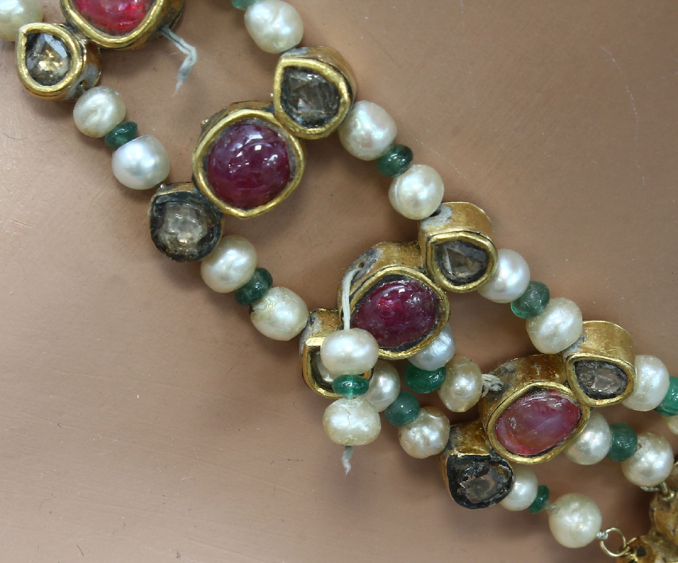 Detail d: 18 kt Gold Perl-Farbstein-Diamant-Collier, GG 750/000 gepr., wohl Indien um 1900, 3-rhg. gearbeitet, Mittelteil mit bewegl. abgehängtenPerlen, 25 ...