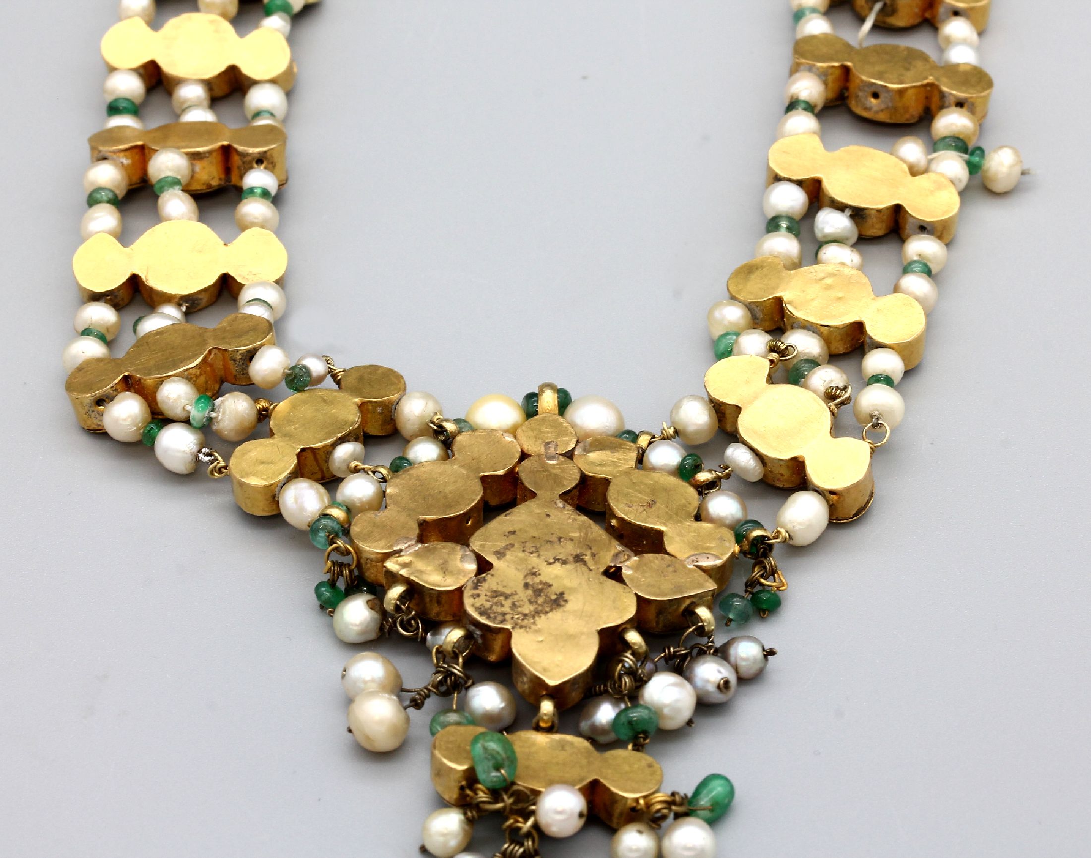 Detail e: 18 kt Gold Perl-Farbstein-Diamant-Collier, GG 750/000 gepr., wohl Indien um 1900, 3-rhg. gearbeitet, Mittelteil mit bewegl. abgehängtenPerlen, 25 ...