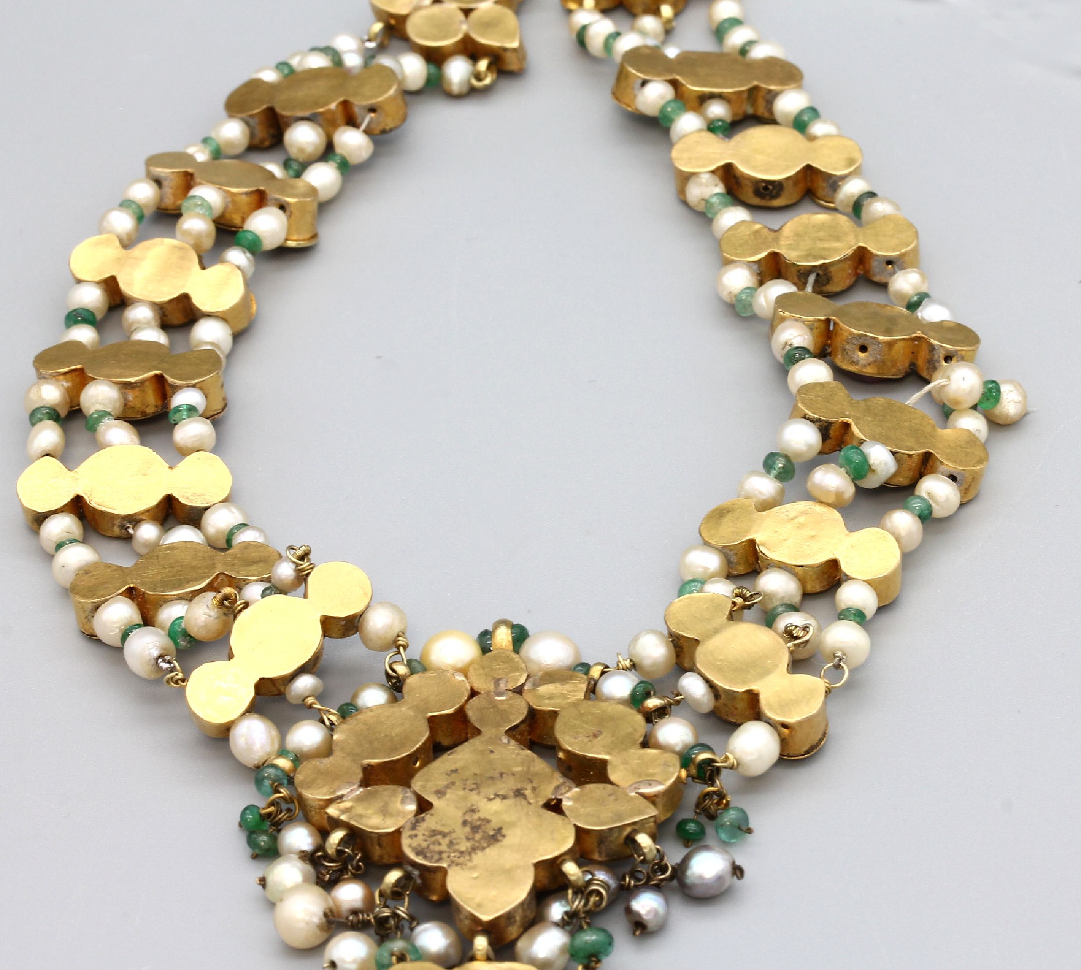 Detail f: 18 kt Gold Perl-Farbstein-Diamant-Collier, GG 750/000 gepr., wohl Indien um 1900, 3-rhg. gearbeitet, Mittelteil mit bewegl. abgehängtenPerlen, 25 ...
