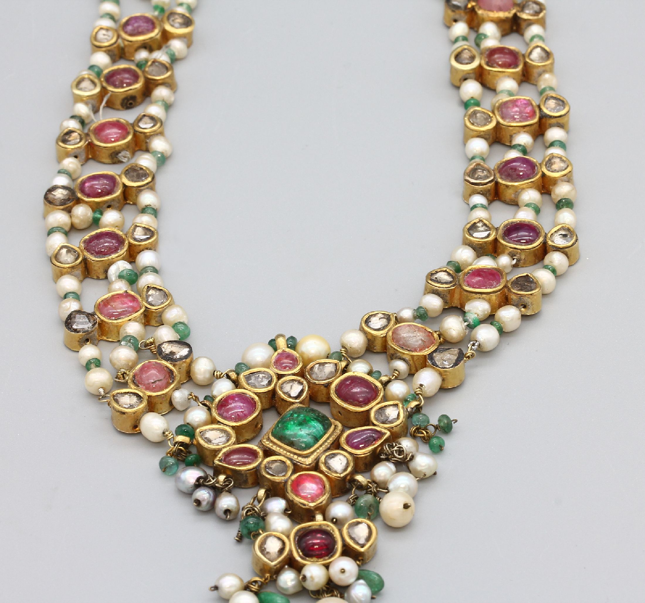 Detail g: 18 kt Gold Perl-Farbstein-Diamant-Collier, GG 750/000 gepr., wohl Indien um 1900, 3-rhg. gearbeitet, Mittelteil mit bewegl. abgehängtenPerlen, 25 ...