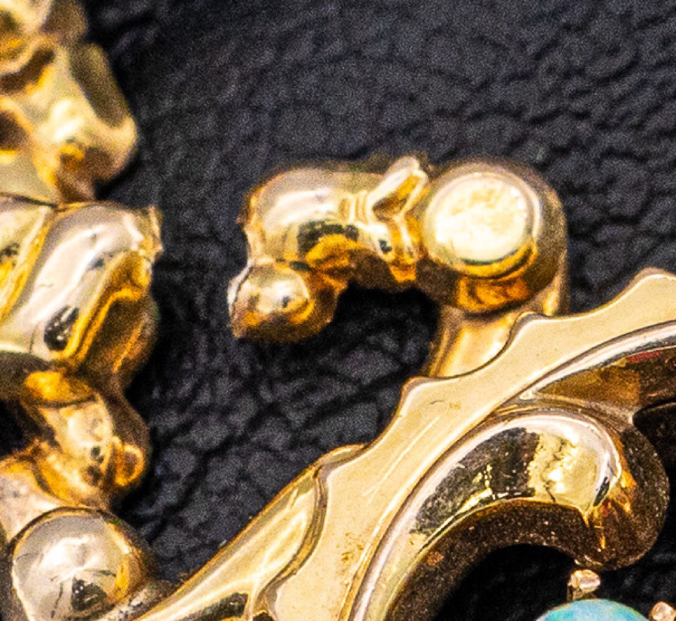 Detail b: 8 kt Gold Opal-Scherenarmband, wohl England um1890/1900, GG 333/000, rundes Mittelteil besetzt mit 3 Opalcabochons und roten Farbstein, D. max. 7.0 ...