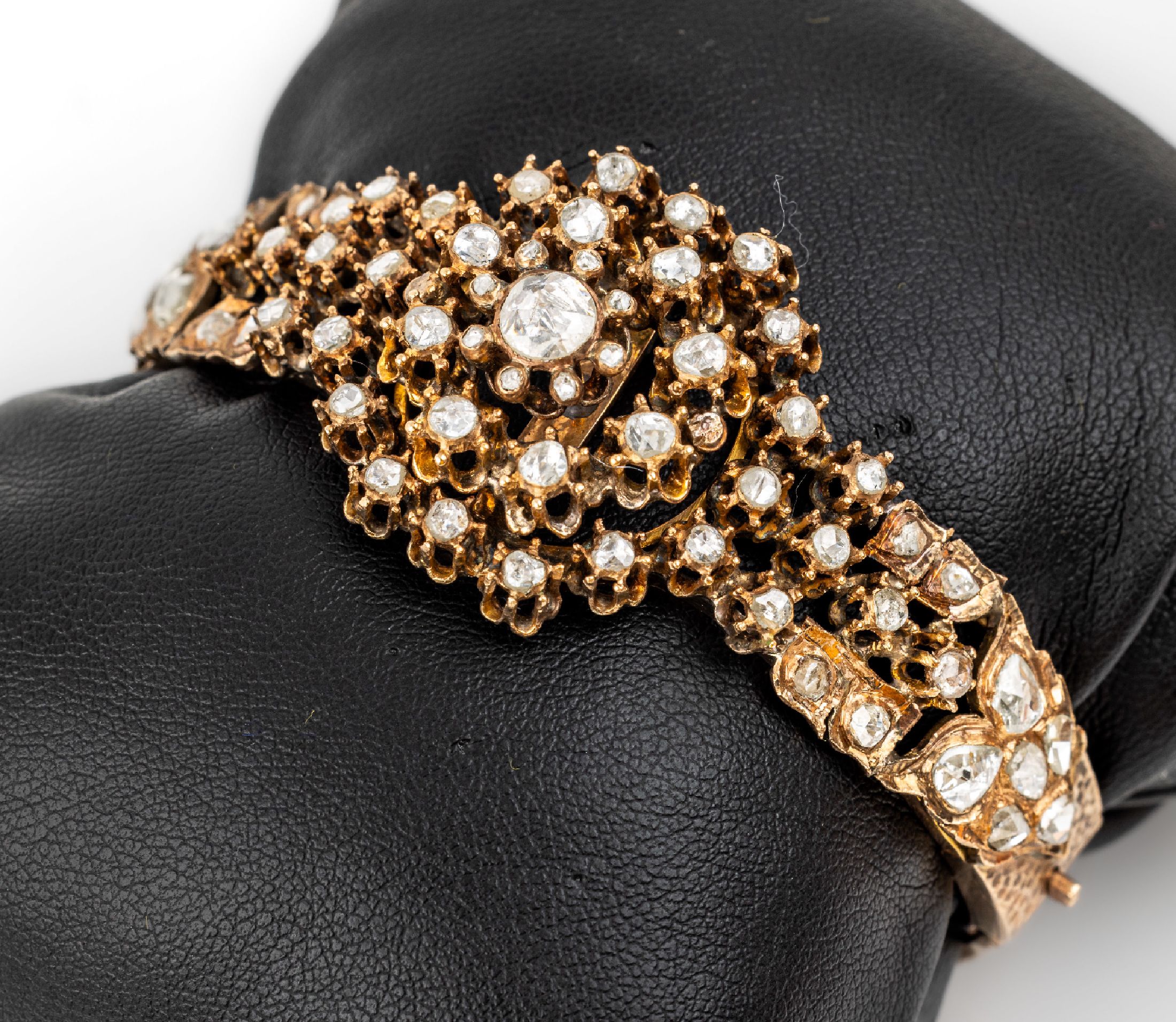 14 kt Gold Diamant-Armreif, RG 585/000 gepr., um 1850-60, Mittelteil in mehreren Ebenen aufgebaut, 63 Diamant-Rosen zus. ca. 3.40 ct, D. ca. 6 cm, ...