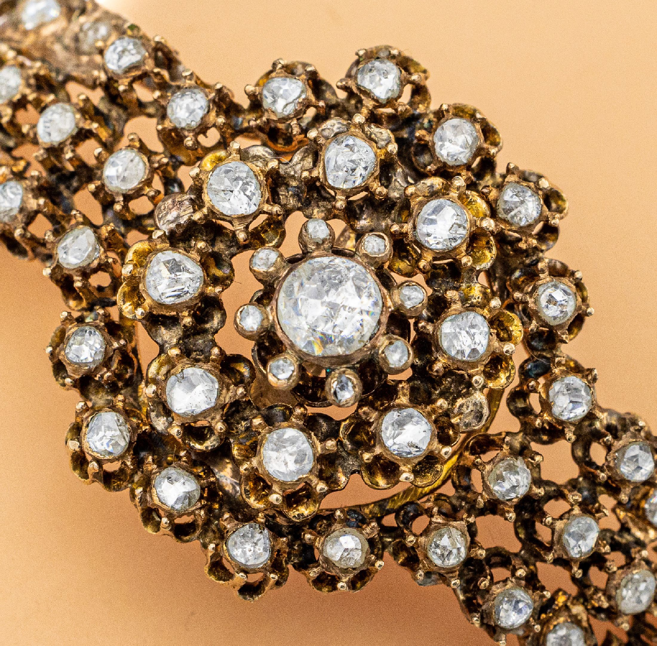 Detail a: 14 kt Gold Diamant-Armreif, RG 585/000 gepr., um 1850-60, Mittelteil in mehreren Ebenen aufgebaut, 63 Diamant-Rosen zus. ca. 3.40 ct, D. ca. 6 cm, ...