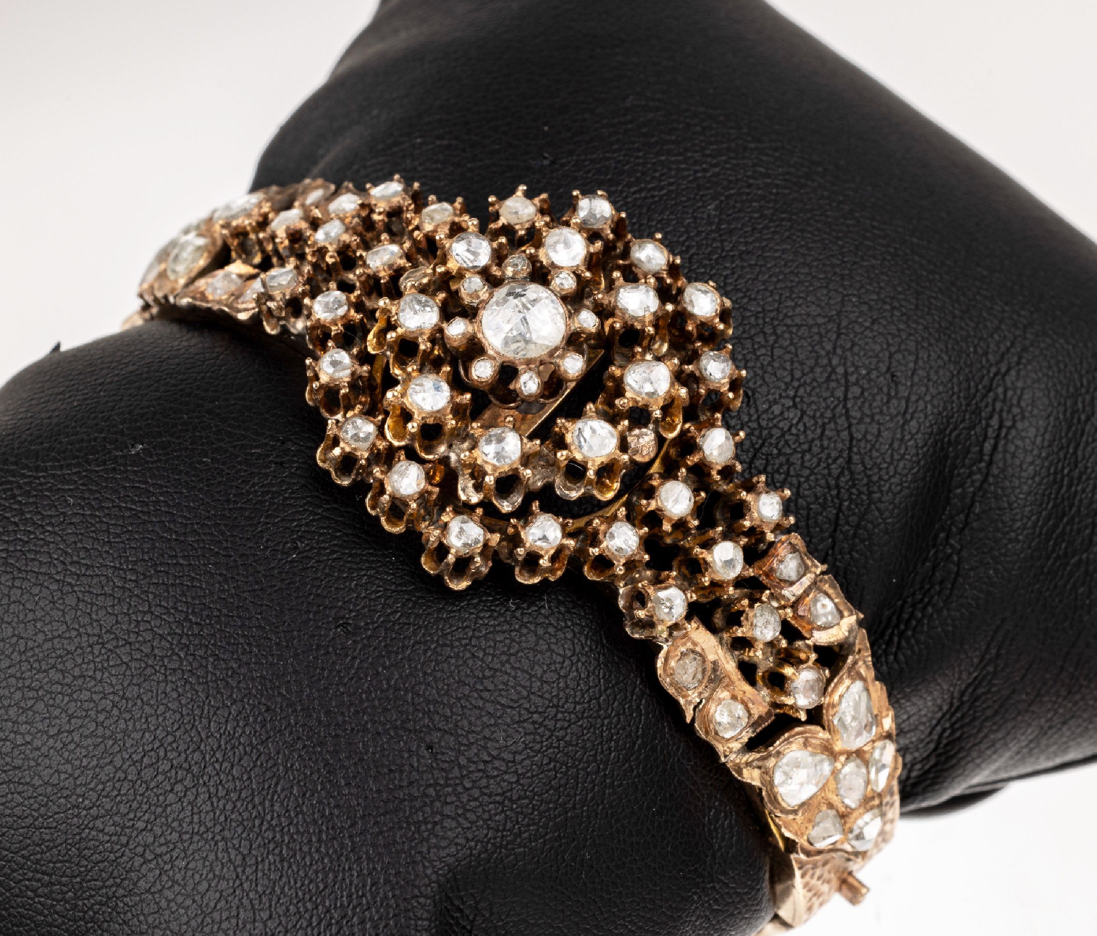 Detail b: 14 kt Gold Diamant-Armreif, RG 585/000 gepr., um 1850-60, Mittelteil in mehreren Ebenen aufgebaut, 63 Diamant-Rosen zus. ca. 3.40 ct, D. ca. 6 cm, ...