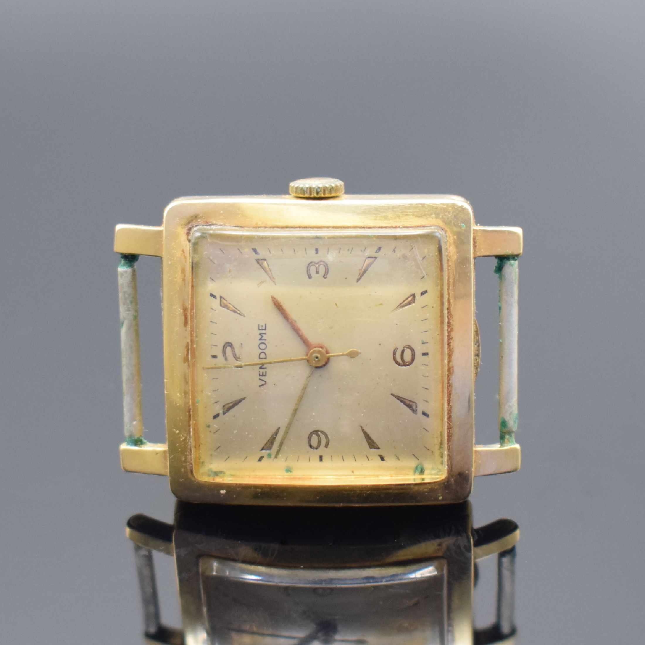 VENDOME Armbanduhr in GG 750/000, Schweiz um 1960, Automatik, Boden aufgedr., Zifferbl. pat./fl., gold. Ind. und arab. Zahlen, gold. Zeiger, Kal. ...