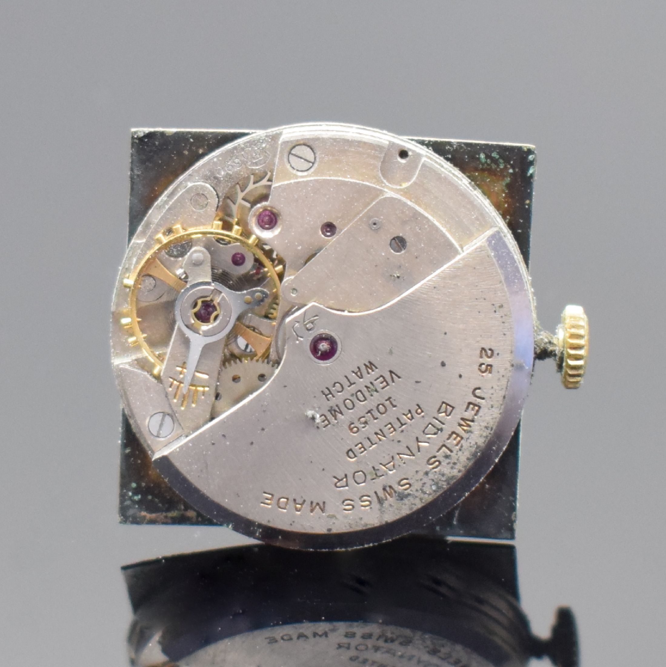 Detail e: VENDOME Armbanduhr in GG 750/000, Schweiz um 1960, Automatik, Boden aufgedr., Zifferbl. pat./fl., gold. Ind. und arab. Zahlen, gold. Zeiger, Kal. ...