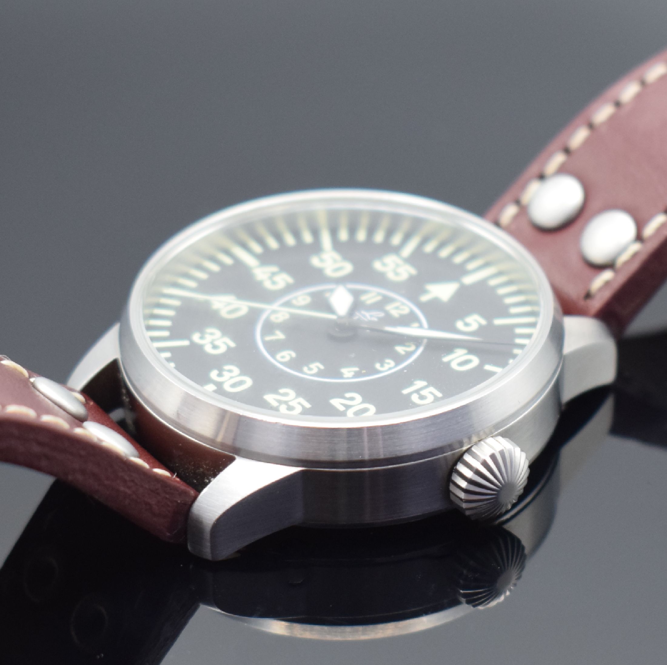 Detail b: LACO Herrenarmbanduhr im Fliegerdesign Referenz 861690, Automatik, Edelstahlgeh. inkl. Lederband m. orig. Dornschl., beids. vergl., Boden aufgedr., ...