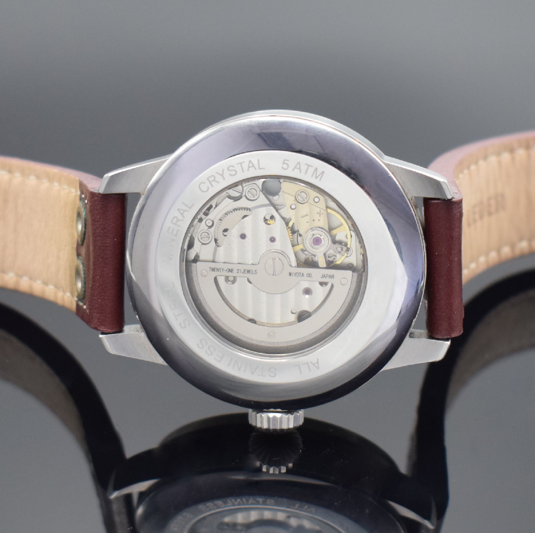 Detail d: LACO Herrenarmbanduhr im Fliegerdesign Referenz 861690, Automatik, Edelstahlgeh. inkl. Lederband m. orig. Dornschl., beids. vergl., Boden aufgedr., ...