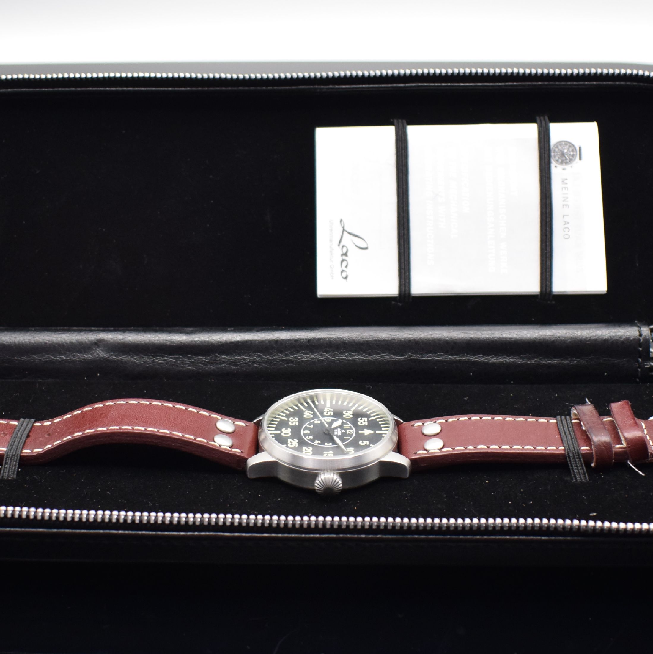 Detail e: LACO Herrenarmbanduhr im Fliegerdesign Referenz 861690, Automatik, Edelstahlgeh. inkl. Lederband m. orig. Dornschl., beids. vergl., Boden aufgedr., ...