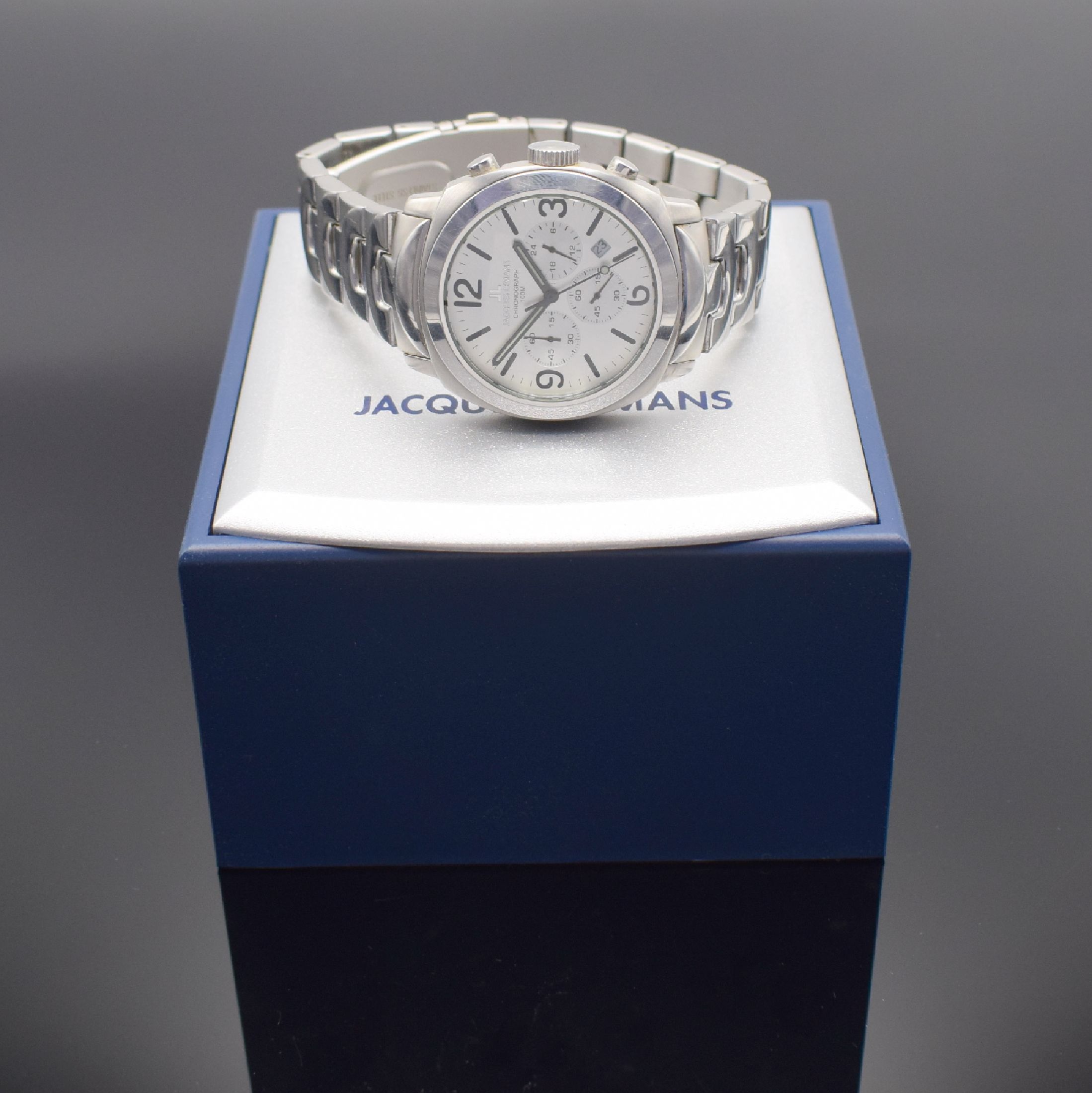 Detail e: JACQUES LEMANS Armbandchronograph Referenz 1- 1084, Schweiz um 2010, quarz, kissenförmiges Edelstahlgeh. inkl. orig. Gliederband m. Faltschl., Boden ...