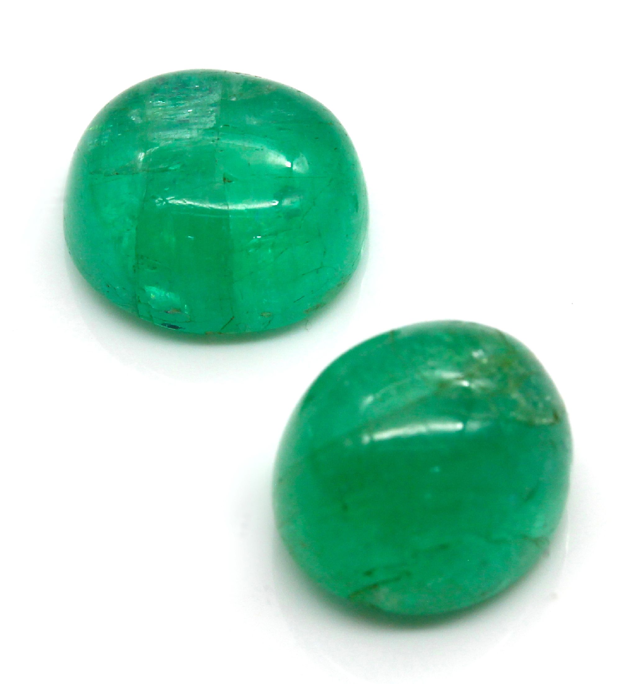 Lot 2 lose Smaragdcabochons, zus. 11.32 ct, 1 x rund, 1 x oval, Kerben/Risse