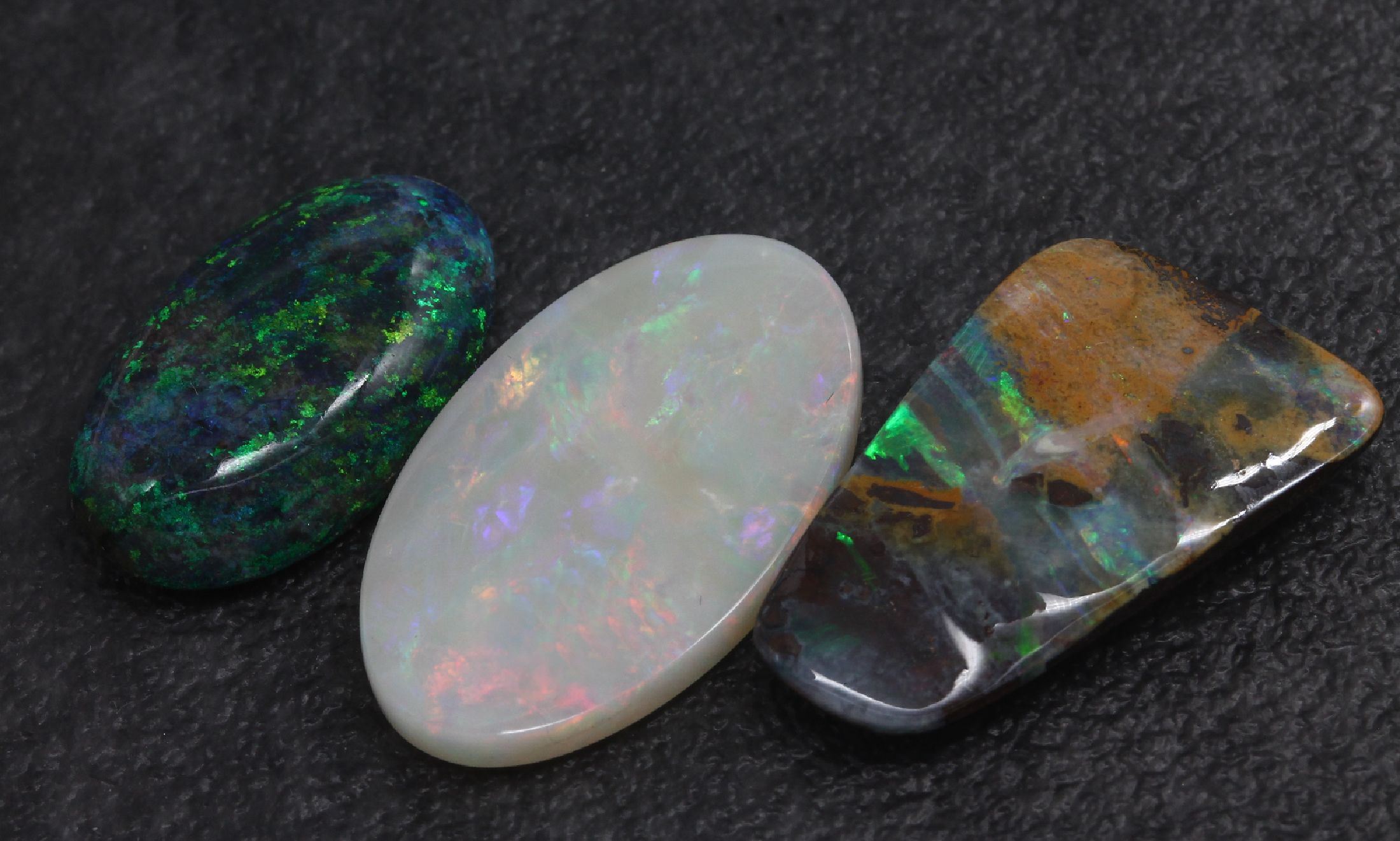 Lot 3 lose Opale, zus. 28.8 ct, in versch. Formen und Farben