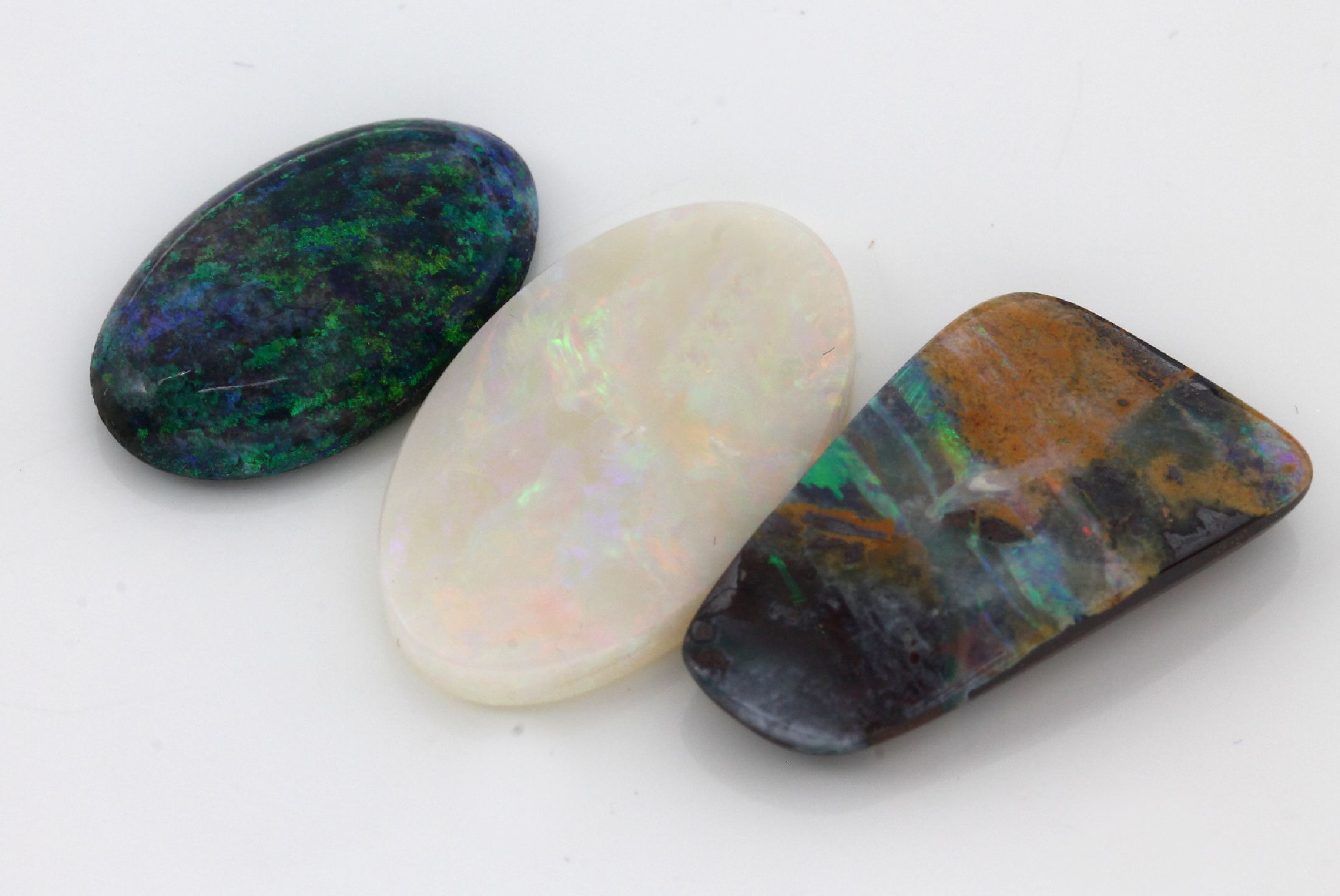 Detail a: Lot 3 lose Opale, zus. 28.8 ct, in versch. Formen und Farben
