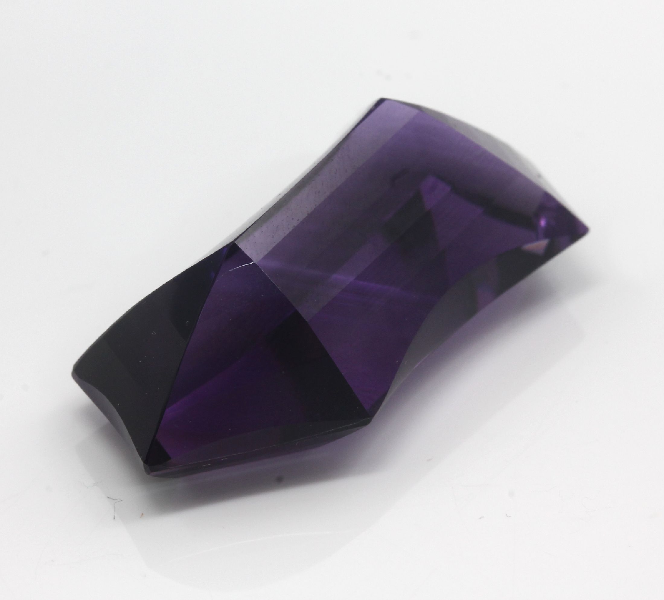 Detail a: Loser facett. Amethyst, 65.26 ct, in Fantasieschliff, ca. 4 x 2 x 1.5 cm