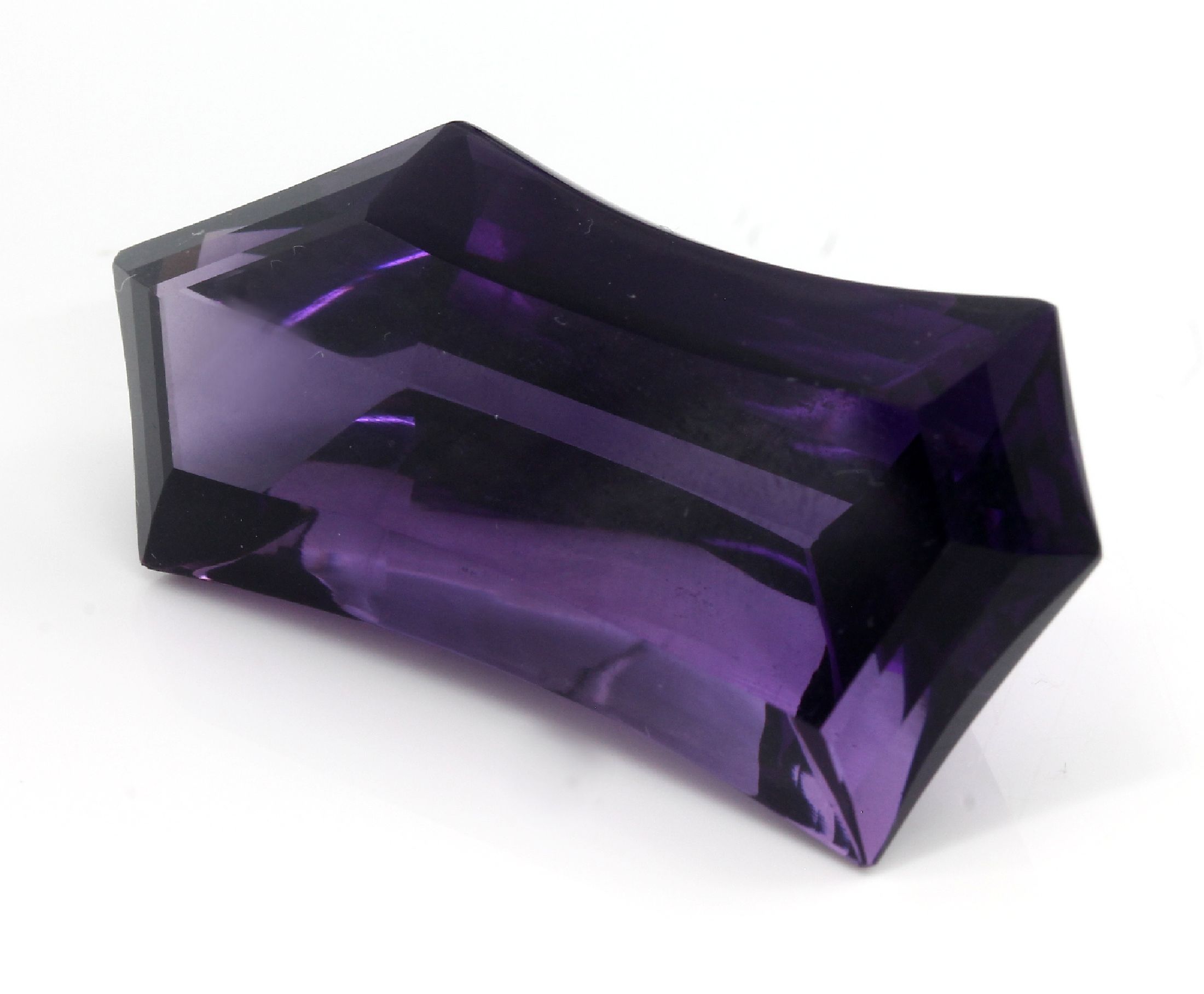 Detail b: Loser facett. Amethyst, 65.26 ct, in Fantasieschliff, ca. 4 x 2 x 1.5 cm