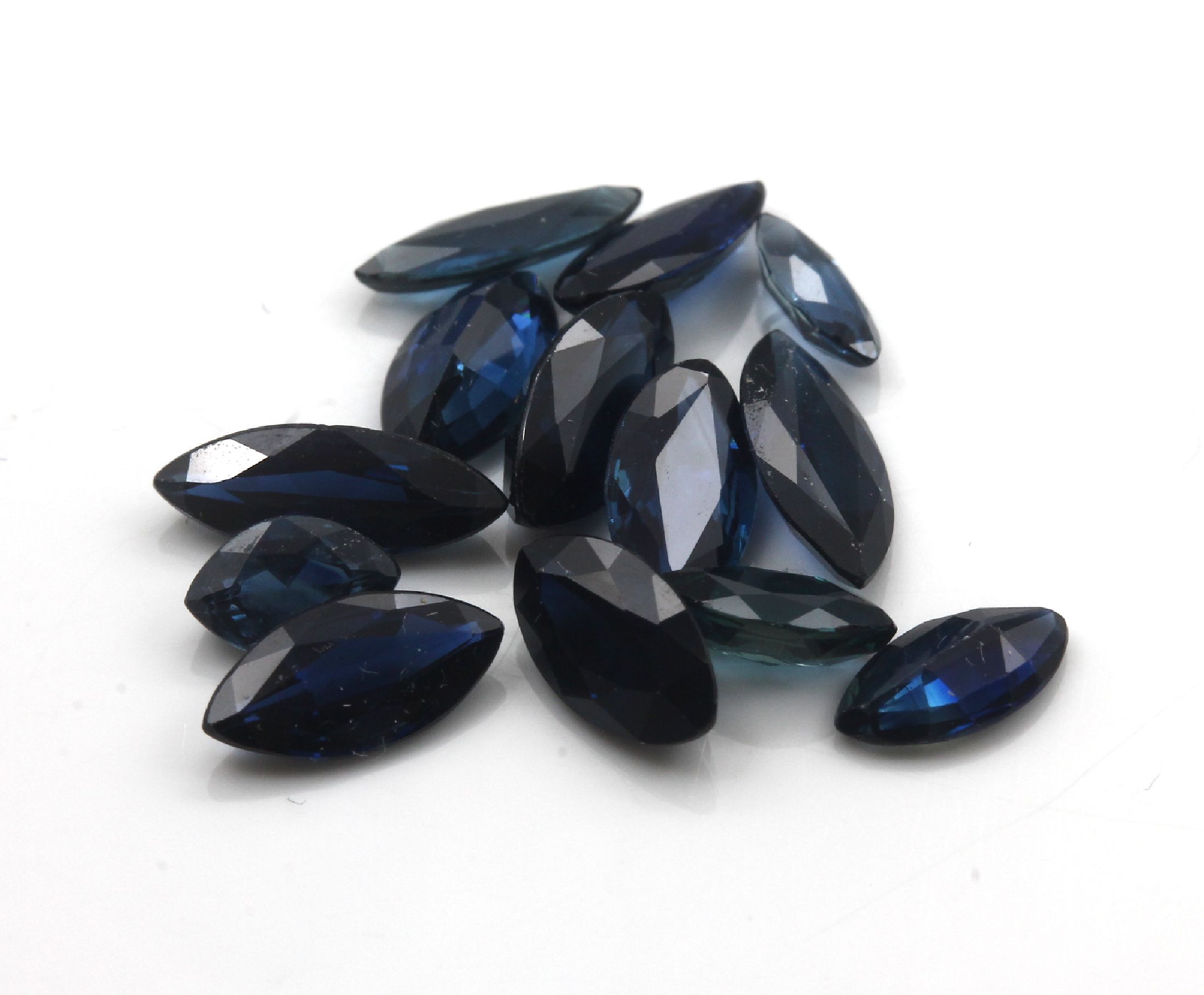 Lot 13 lose facett. Saphire, zus. 5.97 ct, Navette, in versch. Größen