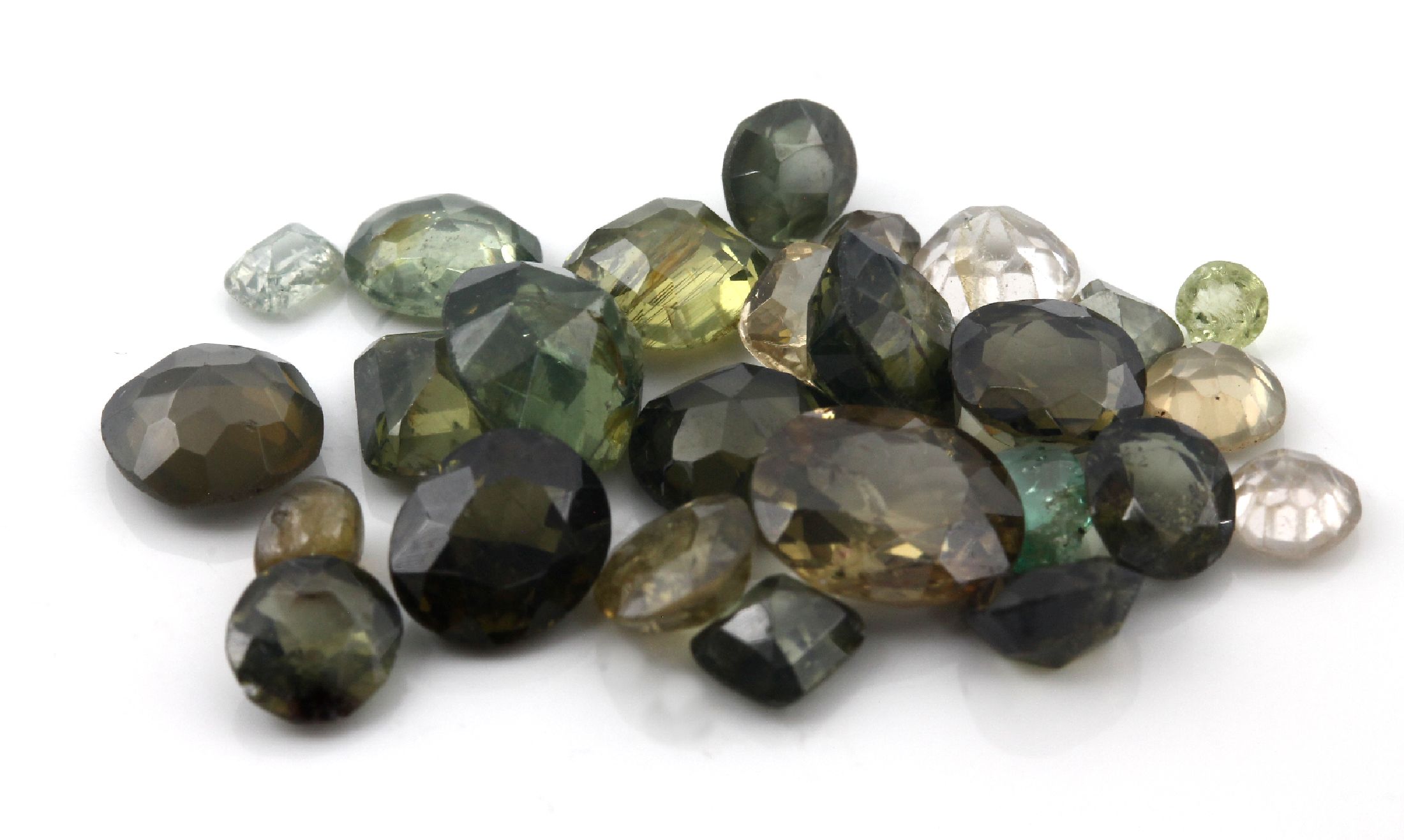 Lot lose facett. Turmaline, zus. 30.9 ct, in versch. Formen, Farben und Größen, z. T. Ausfassware
