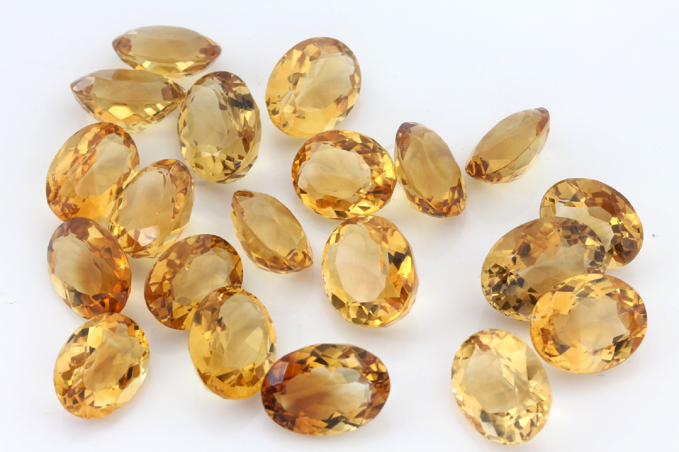 Lot 20 lose facett. Citrine, zus. 107.50 ct, oval, in versch. Größen und Farbnuancen