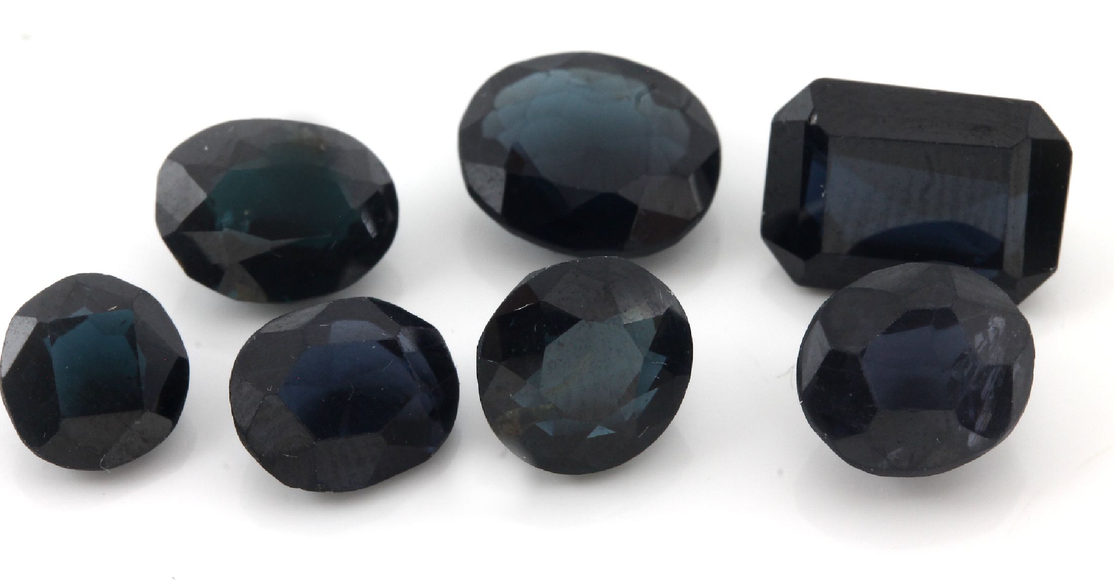 Lot 7 lose facett. Saphire, zus. 13.47 ct, in versch. Formen und Größen