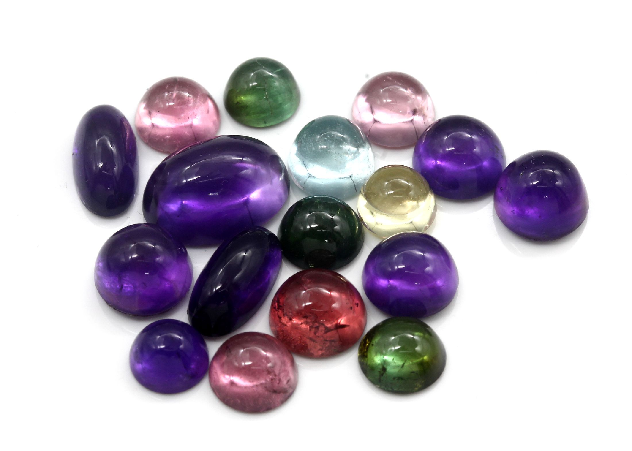 Lot 17 lose Farbsteincabochons, zus. 65.45 ct, u.a. Amethyste und bunten Turmalinen, oval und rund
