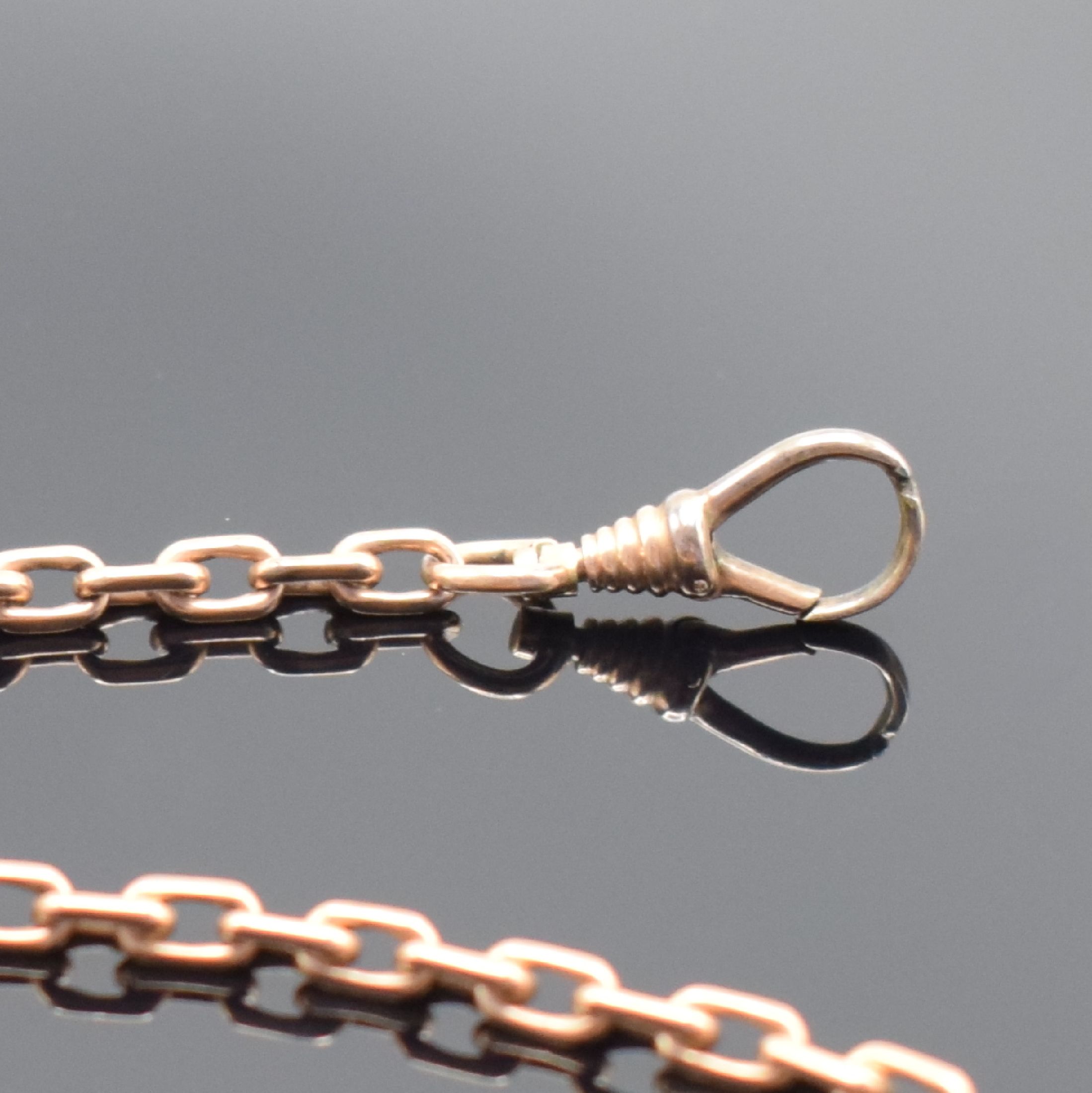 Detail a: Taschenuhrkette in RG 585/000, Deutschland um 1900, m. Karabiner u. Federring, Nutz- u. Reparaturspuren, L. ca. 26 cm, Gew. ca. 13 g