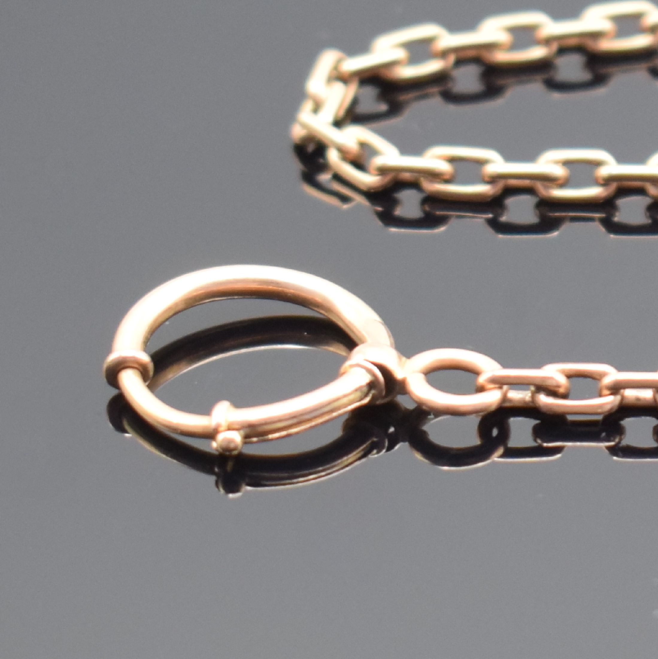 Detail b: Taschenuhrkette in RG 585/000, Deutschland um 1900, m. Karabiner u. Federring, Nutz- u. Reparaturspuren, L. ca. 26 cm, Gew. ca. 13 g