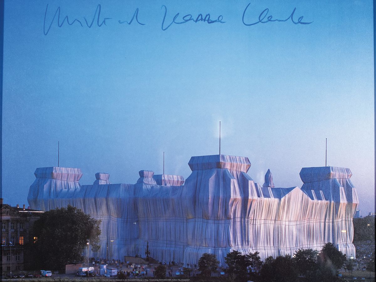 Christo und Jeanne Claude, 1930 - 2020, Offsetdruck auf Karton, handsigniert von beiden, "Reichstag Ost- und Norden",