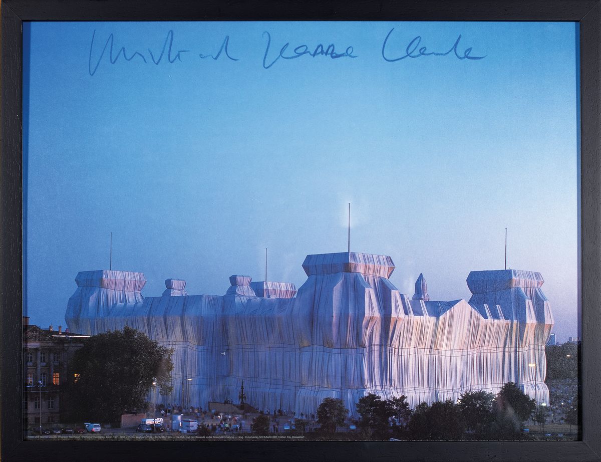 Detail k: Christo und Jeanne Claude, 1930 - 2020, Offsetdruck auf Karton, handsigniert von beiden, "Reichstag Ost- und Norden",