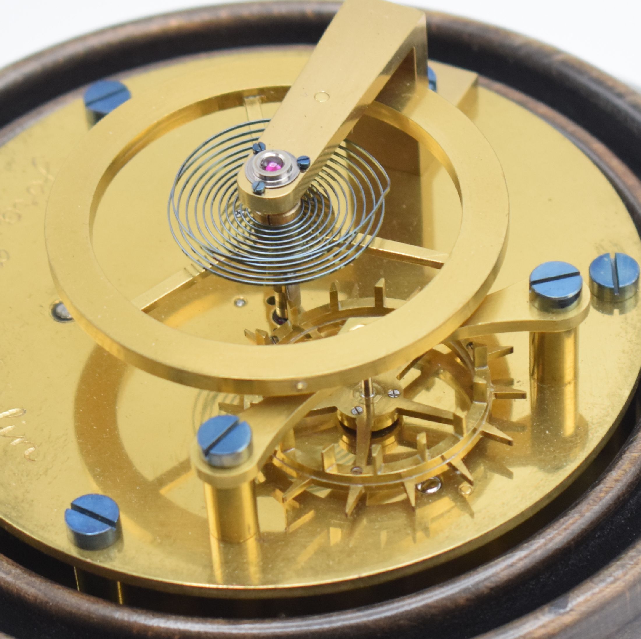 Detail c: JÖRG HEIN Berlin seltenes Gangmodell mit Duplexhemmung, Deutschland 20 Jhd., auf Holzsockel, Messingteile auf Messingplatine, gebl. Spirale, D. ca. ...