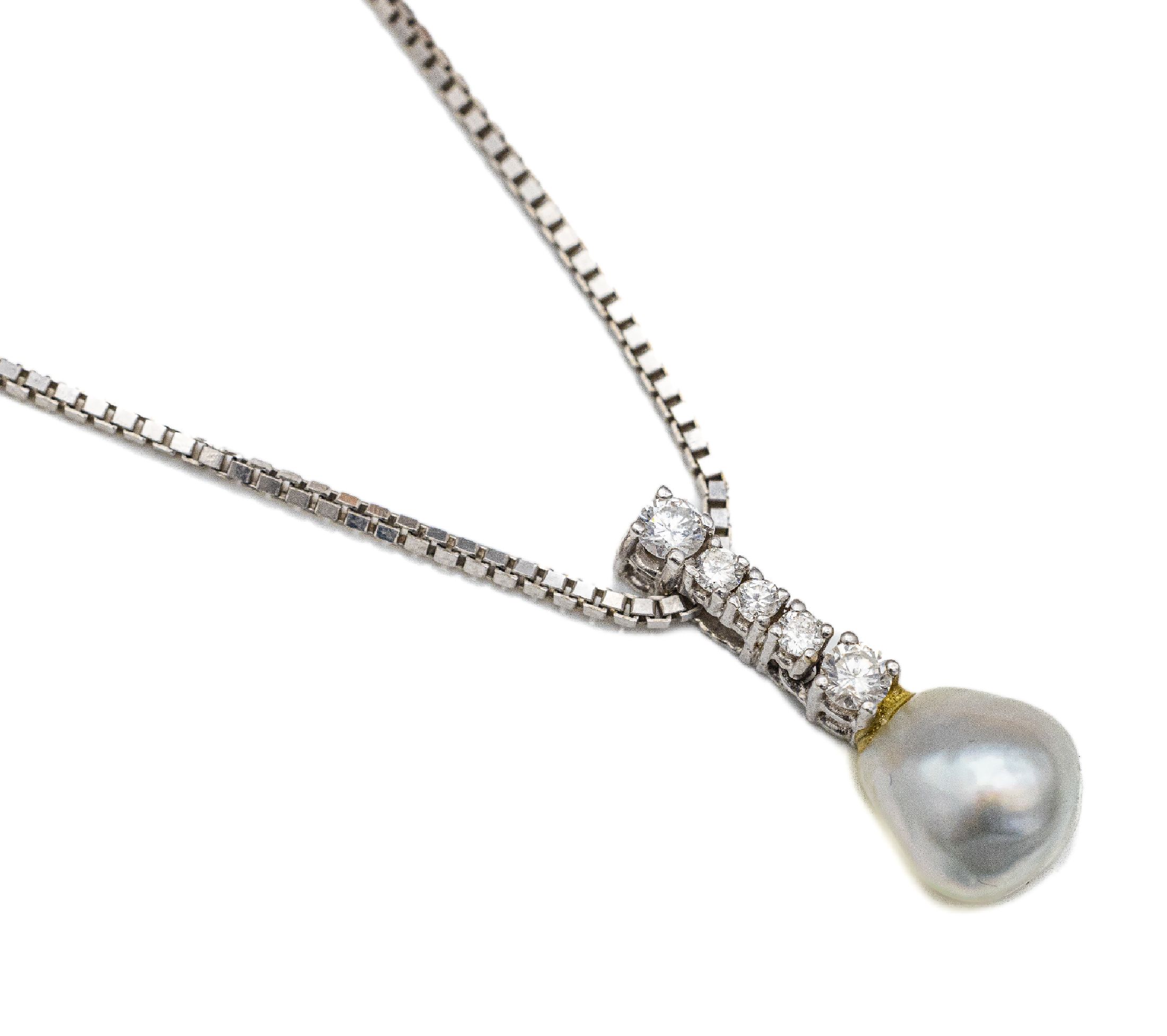14 kt Gold Perl-Brillant-Anhänger an Kette, WG 585/000, bewegl. abgehängte unrunde Zuchtperle, D. ca. 8 mm, 5 Brillanten zus. ca.0.20 ct Weiß/p, ...