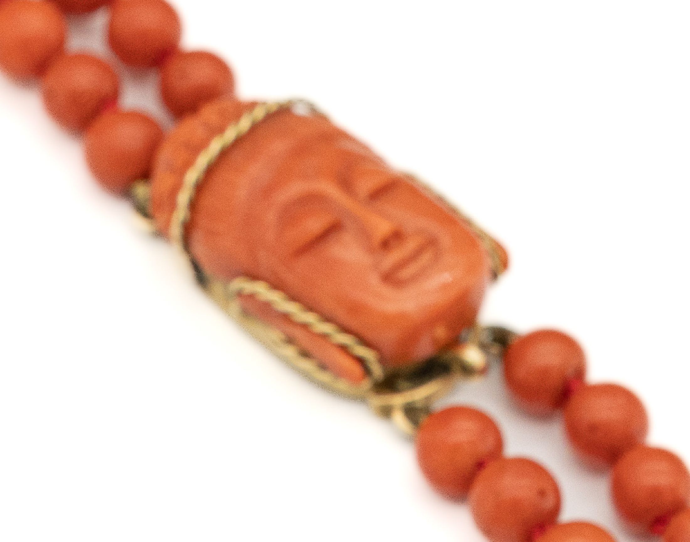 Detail a: Ausgefallenes 2-reihiges Korallencollier, 1930er Jahre, Monturen 18 kt Gold, GG 750/000,gepr., Verschluss seitl. in Form eines Buddhakopfes, fein ...