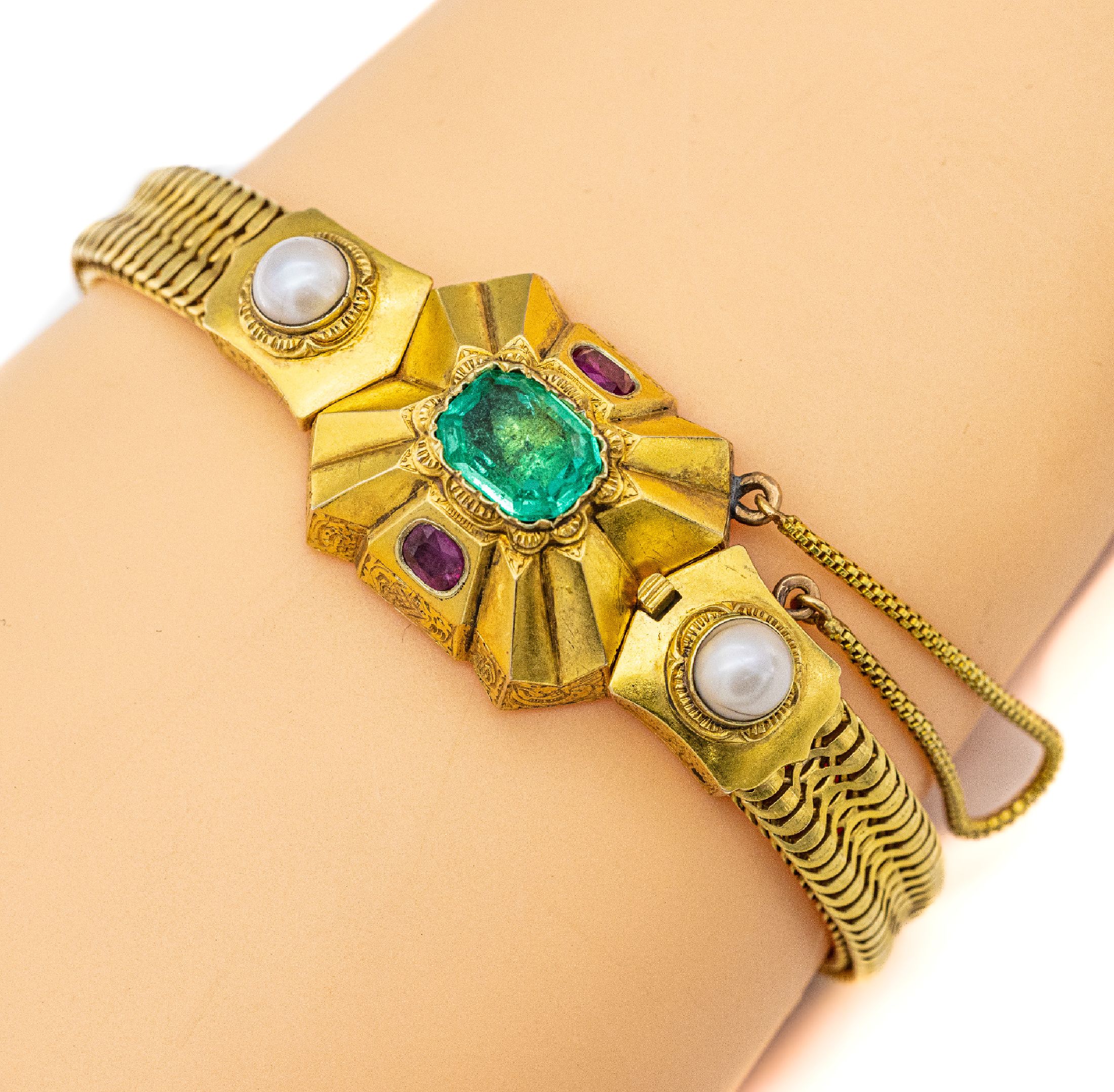 18 kt Gold Armband, um 1890, GG 750/000, 2 Halbperlchen, 2 Rubine zus. ca. 0.50 ct, 1 Smaragd ca. 2.0 ct, seitliche Ziergravuren, verstecktes ...