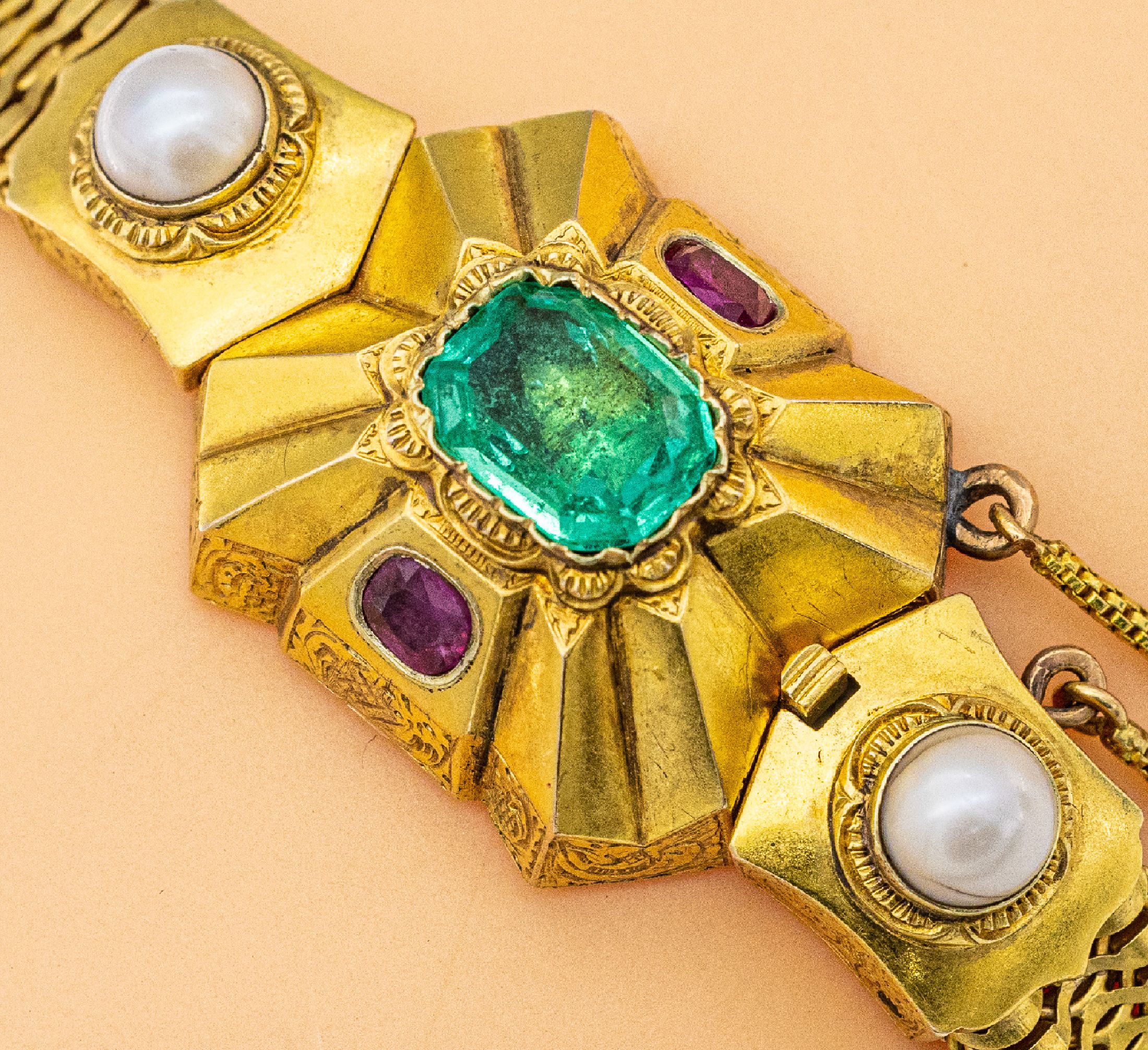 Detail a: 18 kt Gold Armband, um 1890, GG 750/000, 2 Halbperlchen, 2 Rubine zus. ca. 0.50 ct, 1 Smaragd ca. 2.0 ct, seitliche Ziergravuren, verstecktes ...