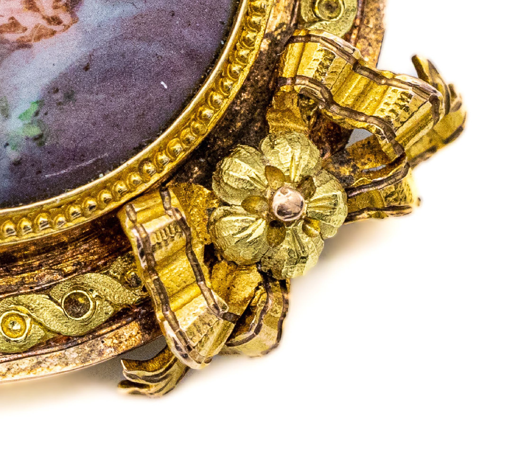 Detail b: 18 kt Gold Memory-Brosche/Anhänger, Frankreichum 1870/80, GG/RG/Grüngold, Adlerkopfpunze,Meistermarke in Raute HD, Porzellaneinlage mitbunter ...