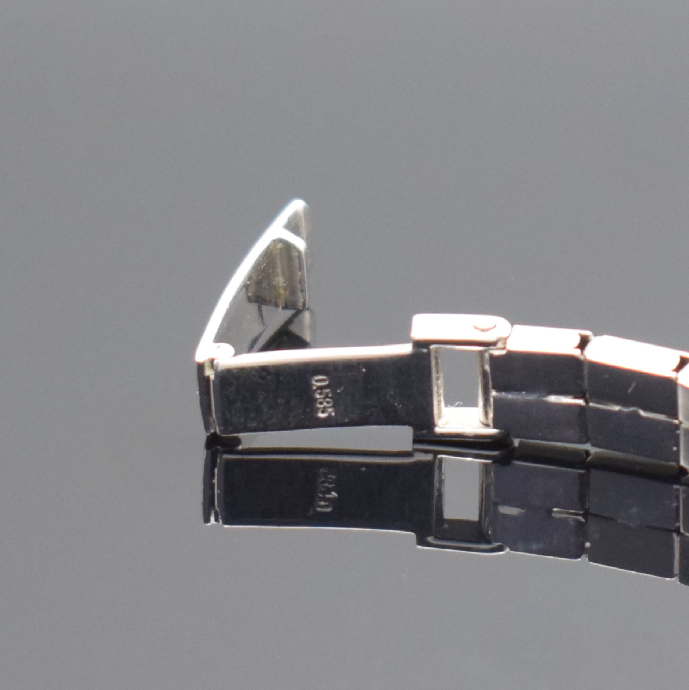Detail b: SILVIA Damenarmbanduhr in WG 585/000, Schweiz um 1975, Handaufzug, 2-teil. Geh., Boden aufgedr., Lünette und Bandansätze aufw. m. Diamanten und 2 ...