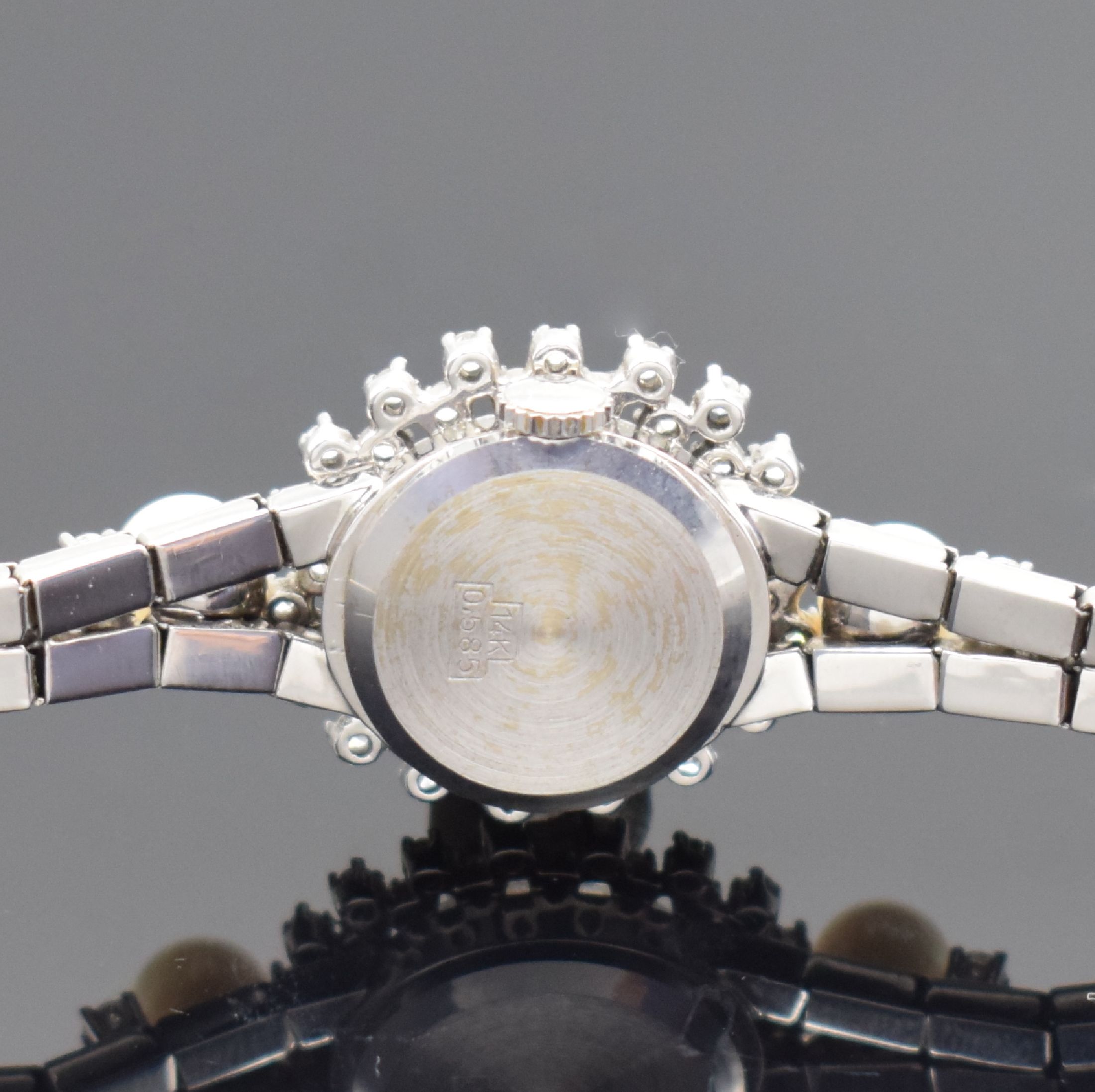 Detail c: SILVIA Damenarmbanduhr in WG 585/000, Schweiz um 1975, Handaufzug, 2-teil. Geh., Boden aufgedr., Lünette und Bandansätze aufw. m. Diamanten und 2 ...
