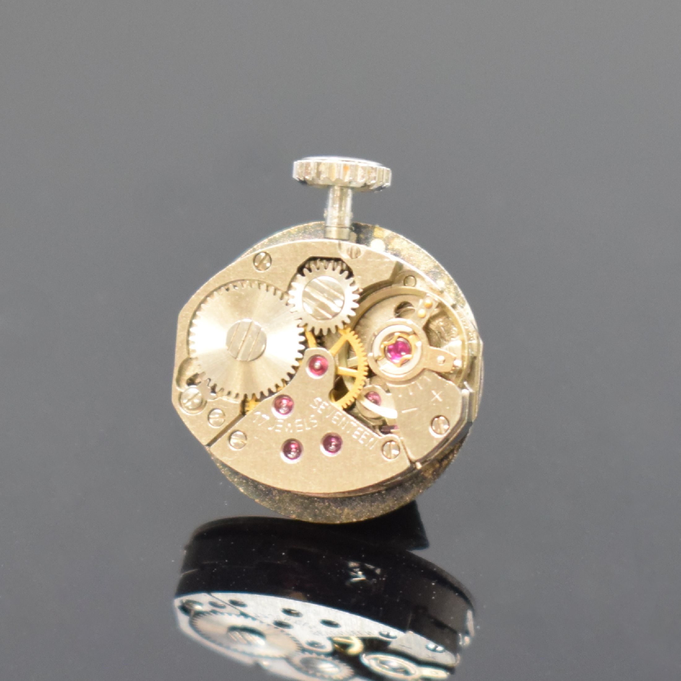 Detail d: SILVIA Damenarmbanduhr in WG 585/000, Schweiz um 1975, Handaufzug, 2-teil. Geh., Boden aufgedr., Lünette und Bandansätze aufw. m. Diamanten und 2 ...