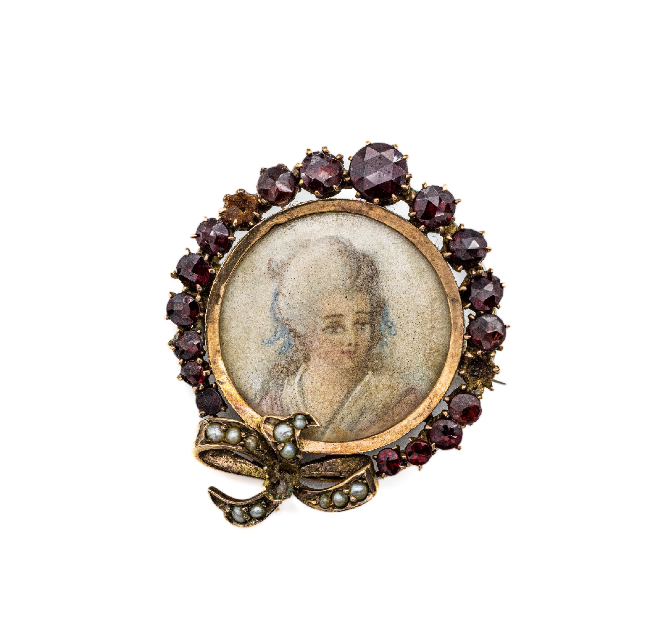 8 kt Gold Granat-Brosche mit Miniaturmalerei, GG 333/000 gepr., um 1890-1900, wohl Frankreich, mittig Gouache-Malerei, Darstellung einer jungen ...