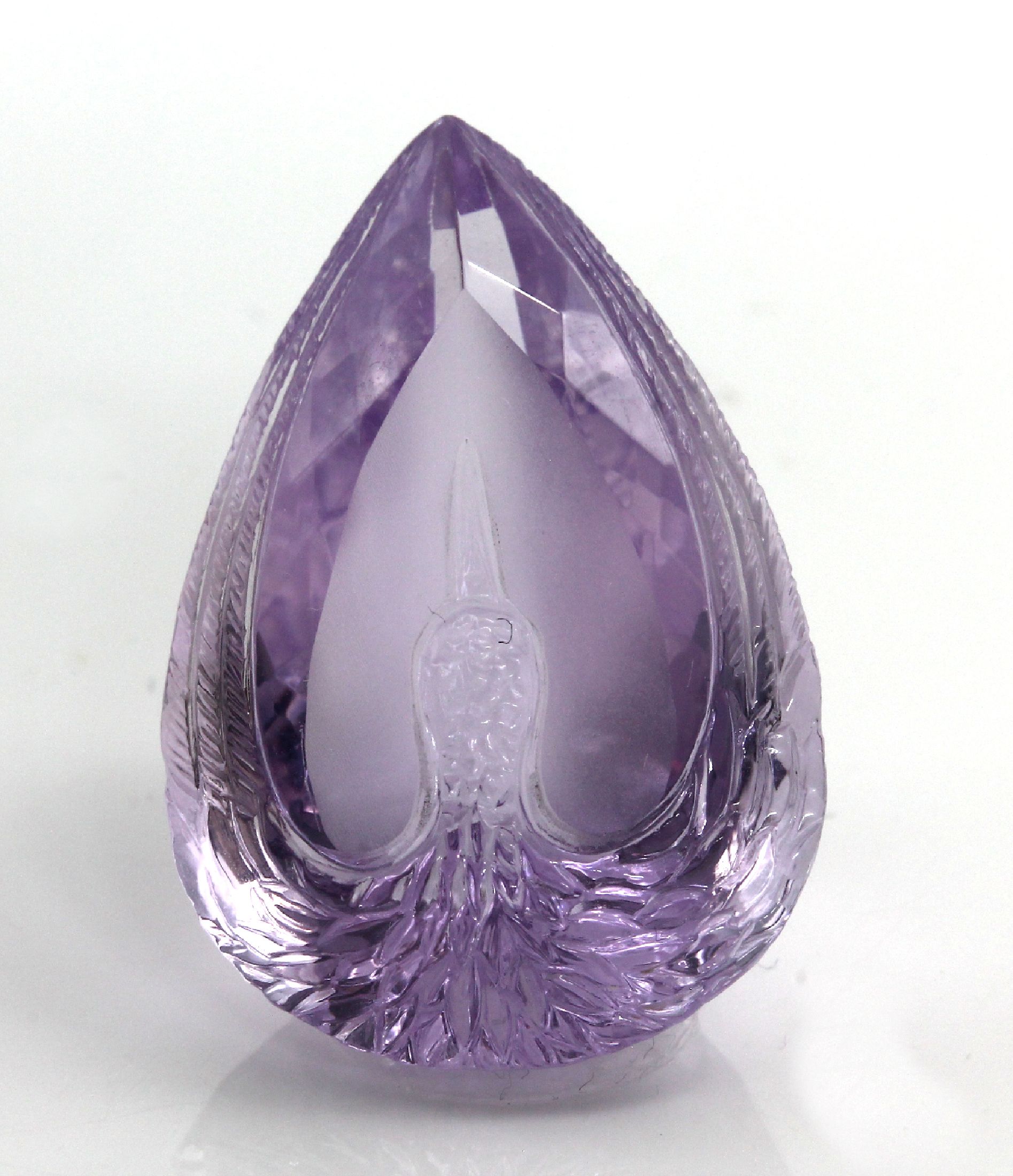 Loser facett. Amethysttropfen, "Embrace/ Umarmung", 38.49 ct, lavendelf., ausge- sprochen schöne, feine Gravur eines Schwans, ca. 29.6 x ...