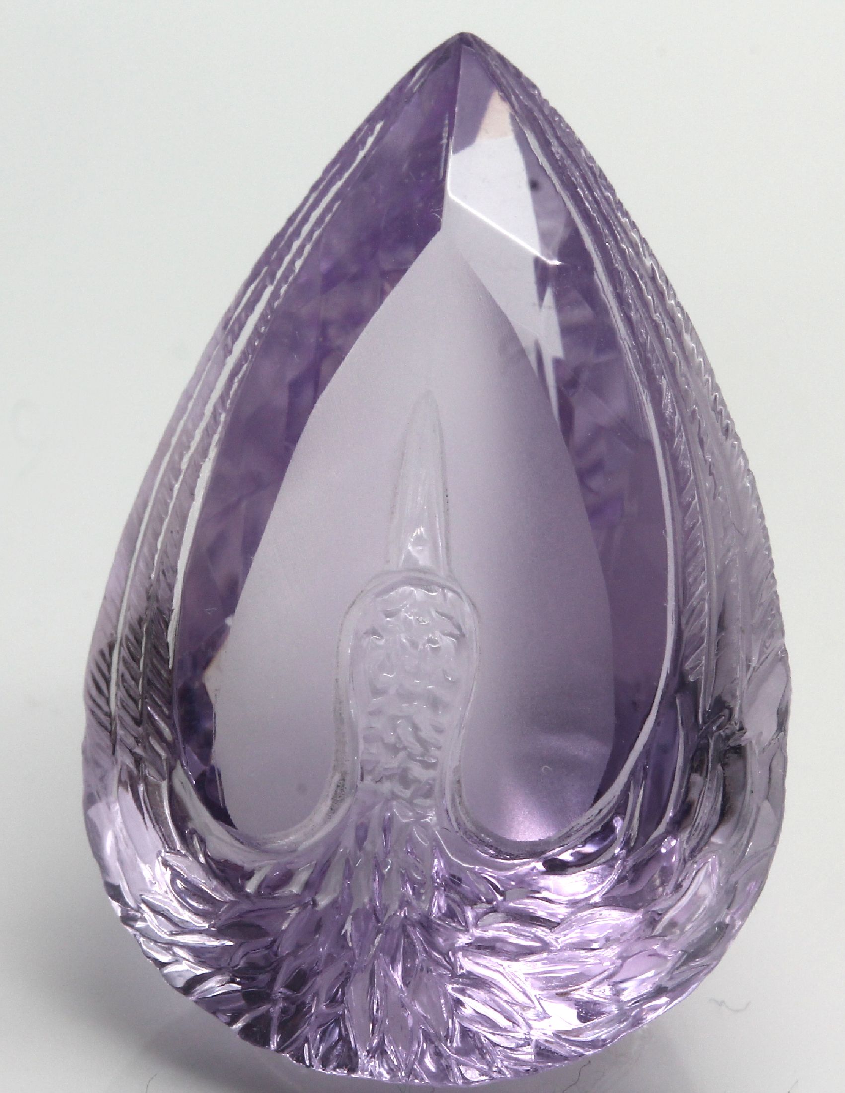 Detail a: Loser facett. Amethysttropfen, "Embrace/ Umarmung", 38.49 ct, lavendelf., ausge- sprochen schöne, feine Gravur eines Schwans, ca. 29.6 x ...