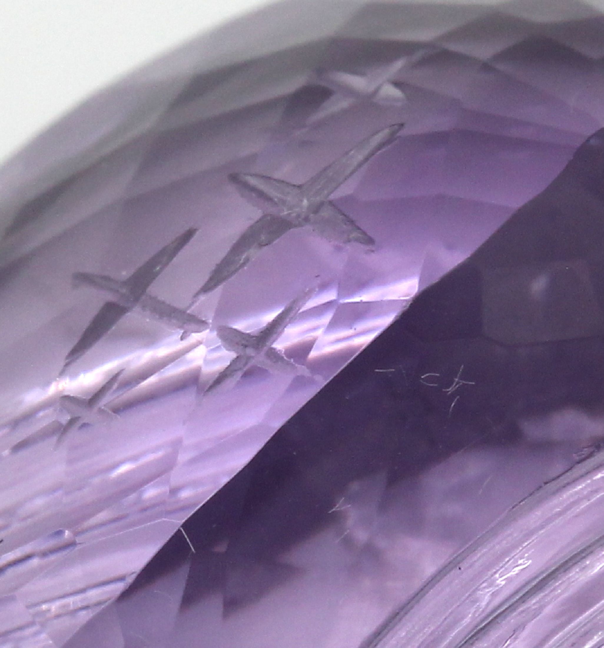 Detail b: Loser ovalfacett. Amethyst, "Göttin der Nacht"52.05 ct, lavendelf., ausgesprochen schöne und feine Gravur einer Göttin, rs. mit grav. ...