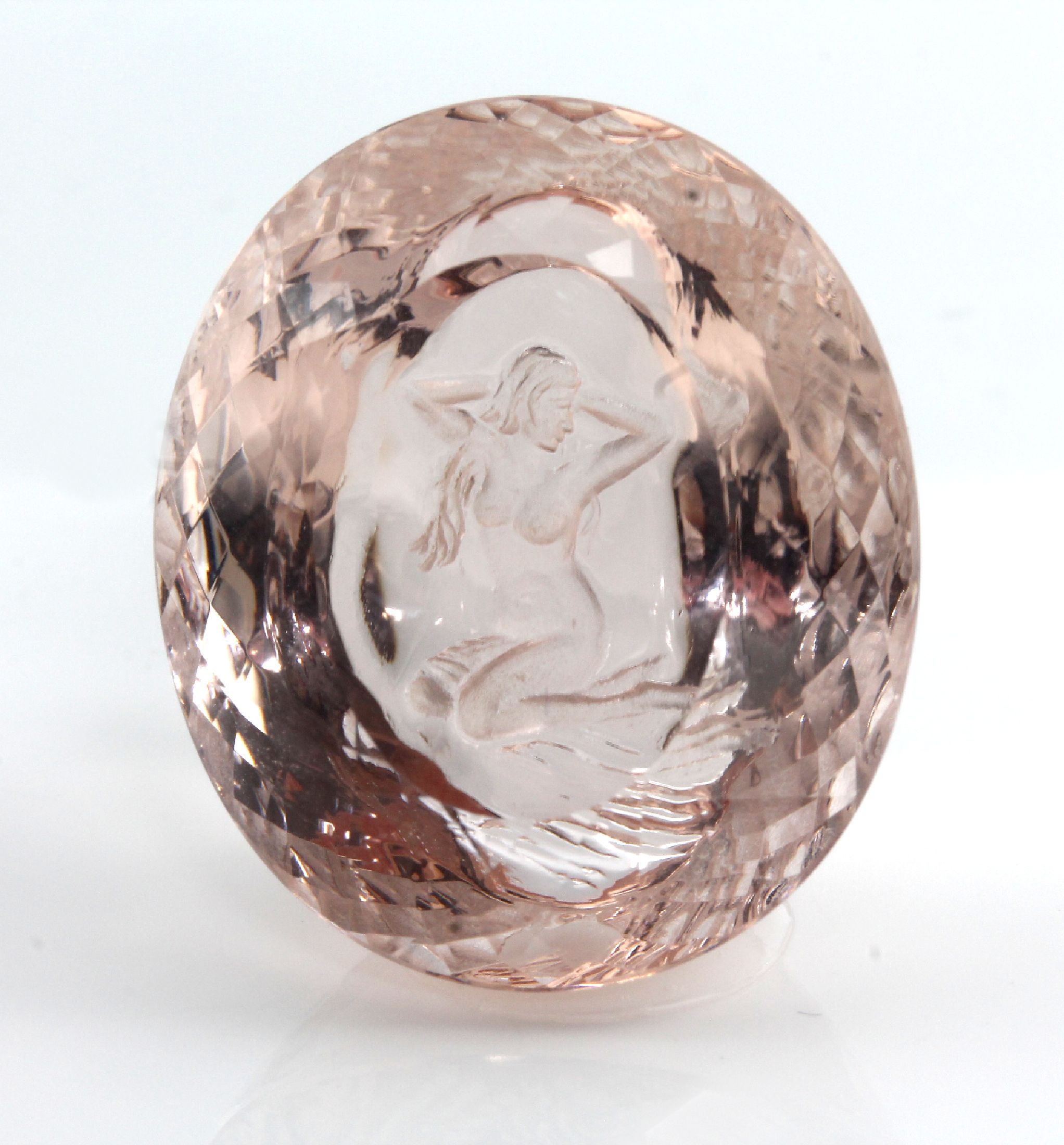 Loser ovalfacett. Morganit, Peach, "Schönheit-Ästhetik-Akt", 49.98 ct, im Scherenschliff,rs. Gravur eines Frauenakt im ...