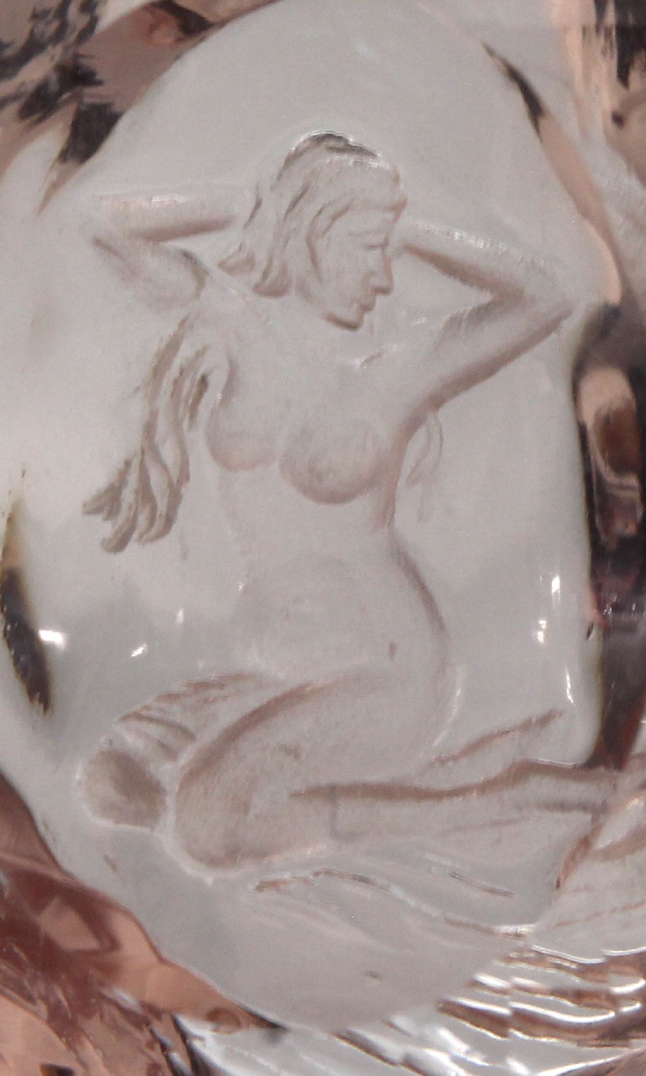 Detail a: Loser ovalfacett. Morganit, Peach, "Schönheit-Ästhetik-Akt", 49.98 ct, im Scherenschliff,rs. Gravur eines Frauenakt im ...