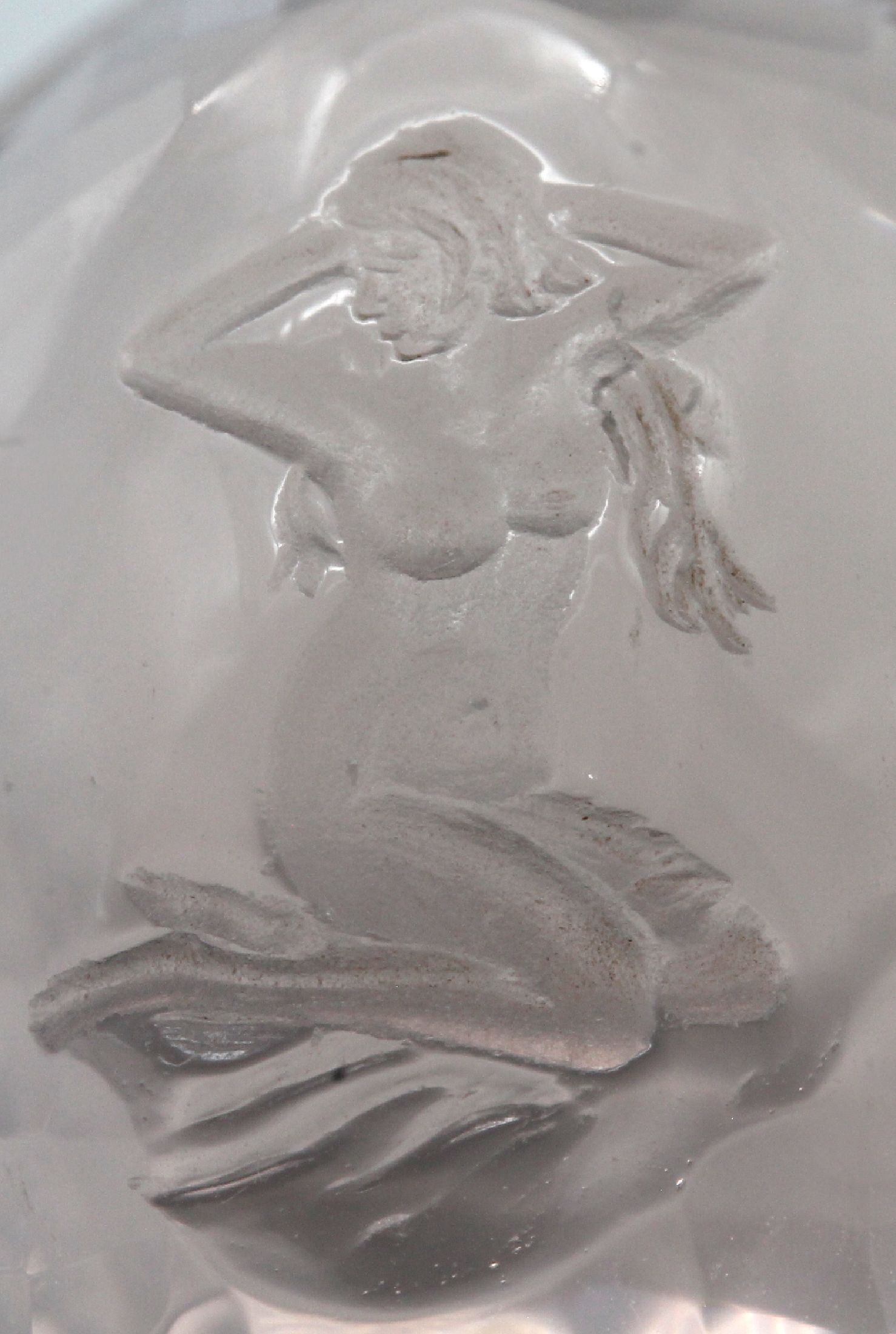 Detail b: Loser ovalfacett. Morganit, Peach, "Schönheit-Ästhetik-Akt", 49.98 ct, im Scherenschliff,rs. Gravur eines Frauenakt im ...