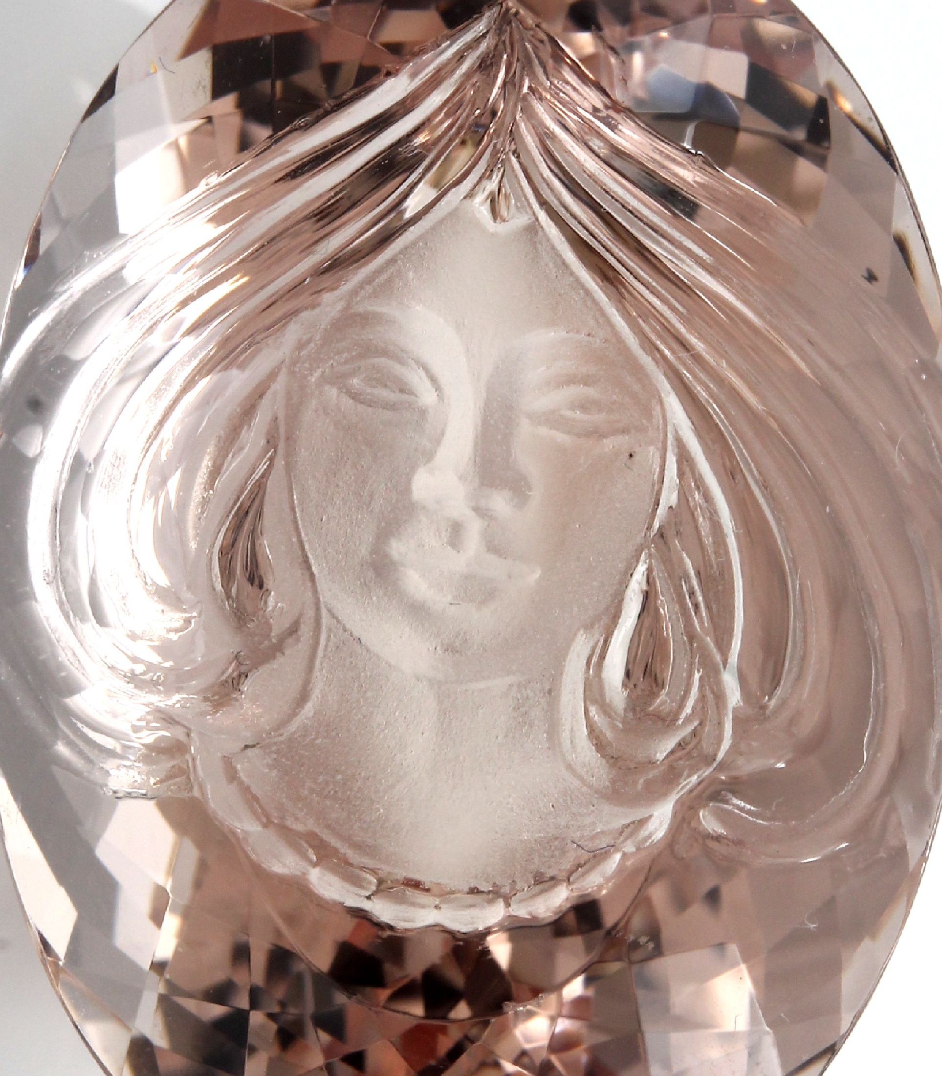 Detail a: Loser ovalfacett. Morganit, Peach, "Königinder aufgehenden Sonne", 44.19 ct, ausgefallen,schöne feine Gravur im Intaglioschnitt, rs. ...